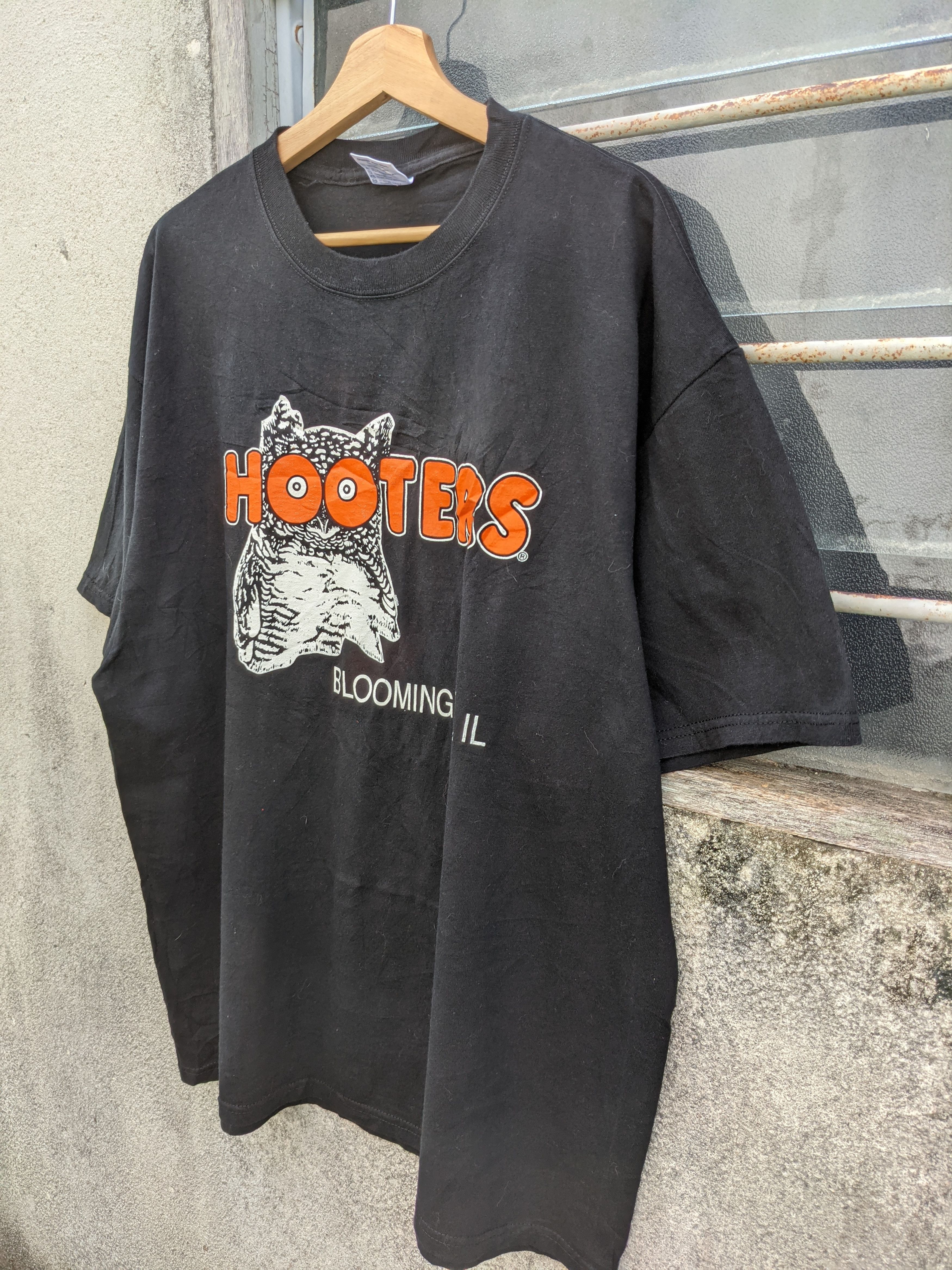 Delta × Vintage ⚡️Steals⚡️ Vintage Delta Hooters Spellout Tshirt Size US XL / EU 56 / 4 - 3 Thumbnail