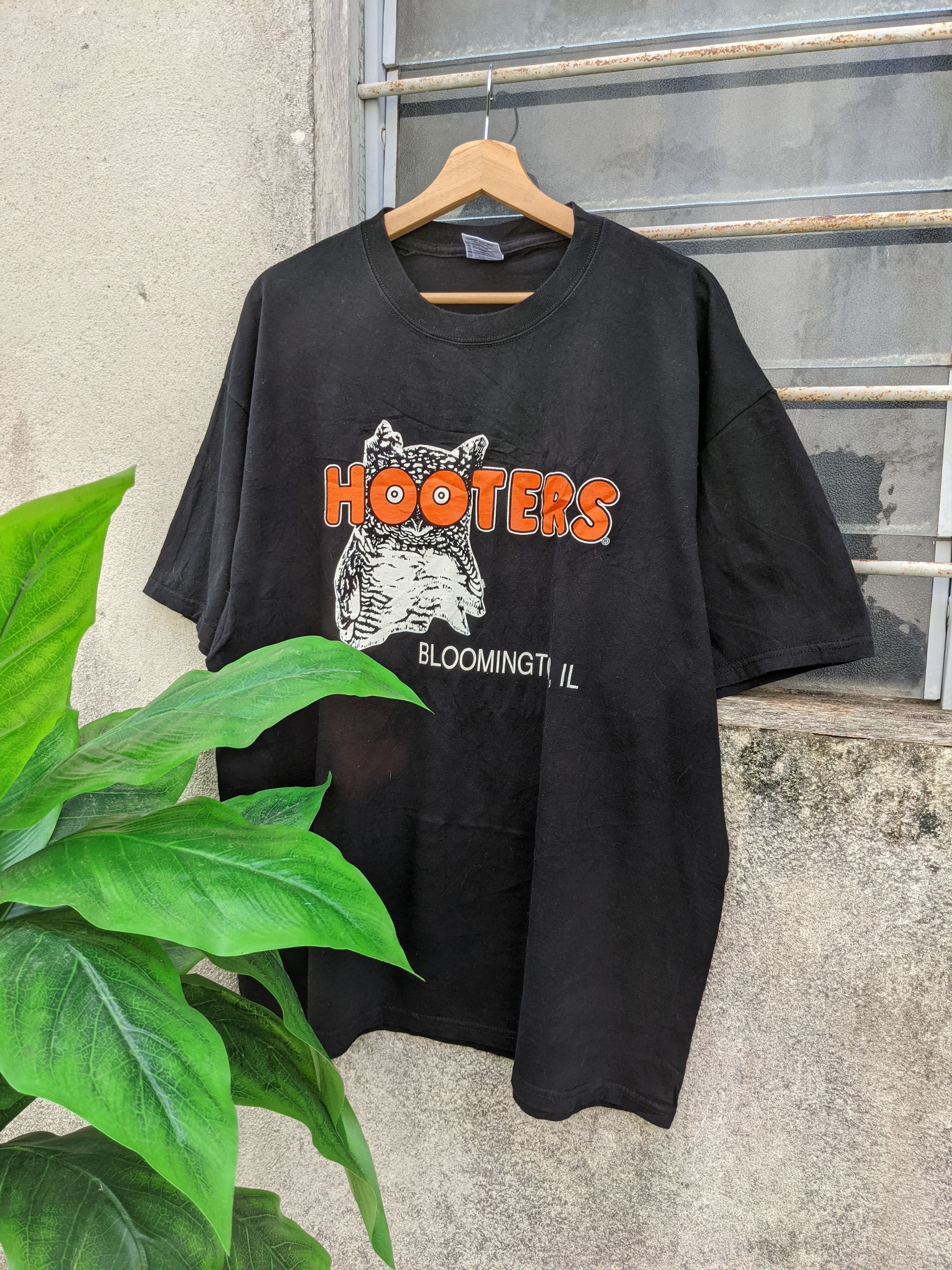 Delta × Vintage ⚡️Steals⚡️ Vintage Delta Hooters Spellout Tshirt Size US XL / EU 56 / 4 - 1 Thumbnail