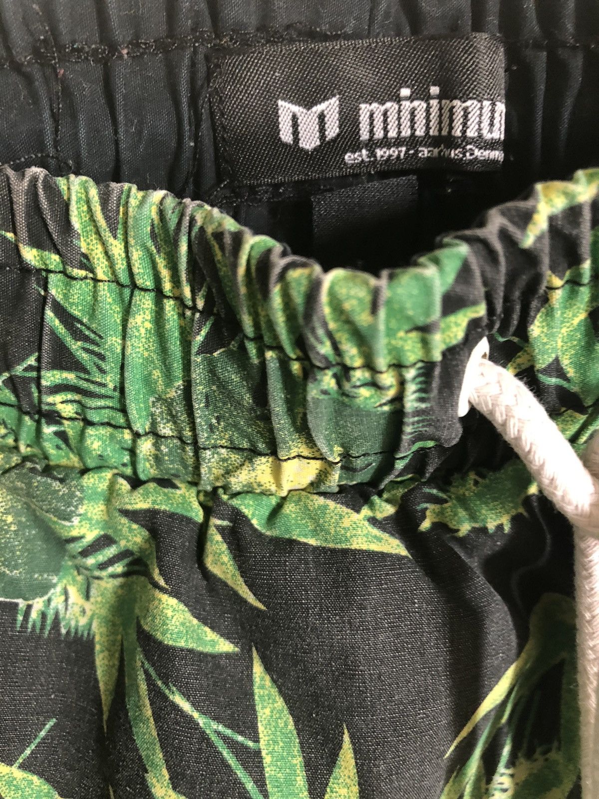 Minimum Minimum Swim shorts trunks Bamboo leaves pattern Size US 32 / EU 48 - 3 Thumbnail