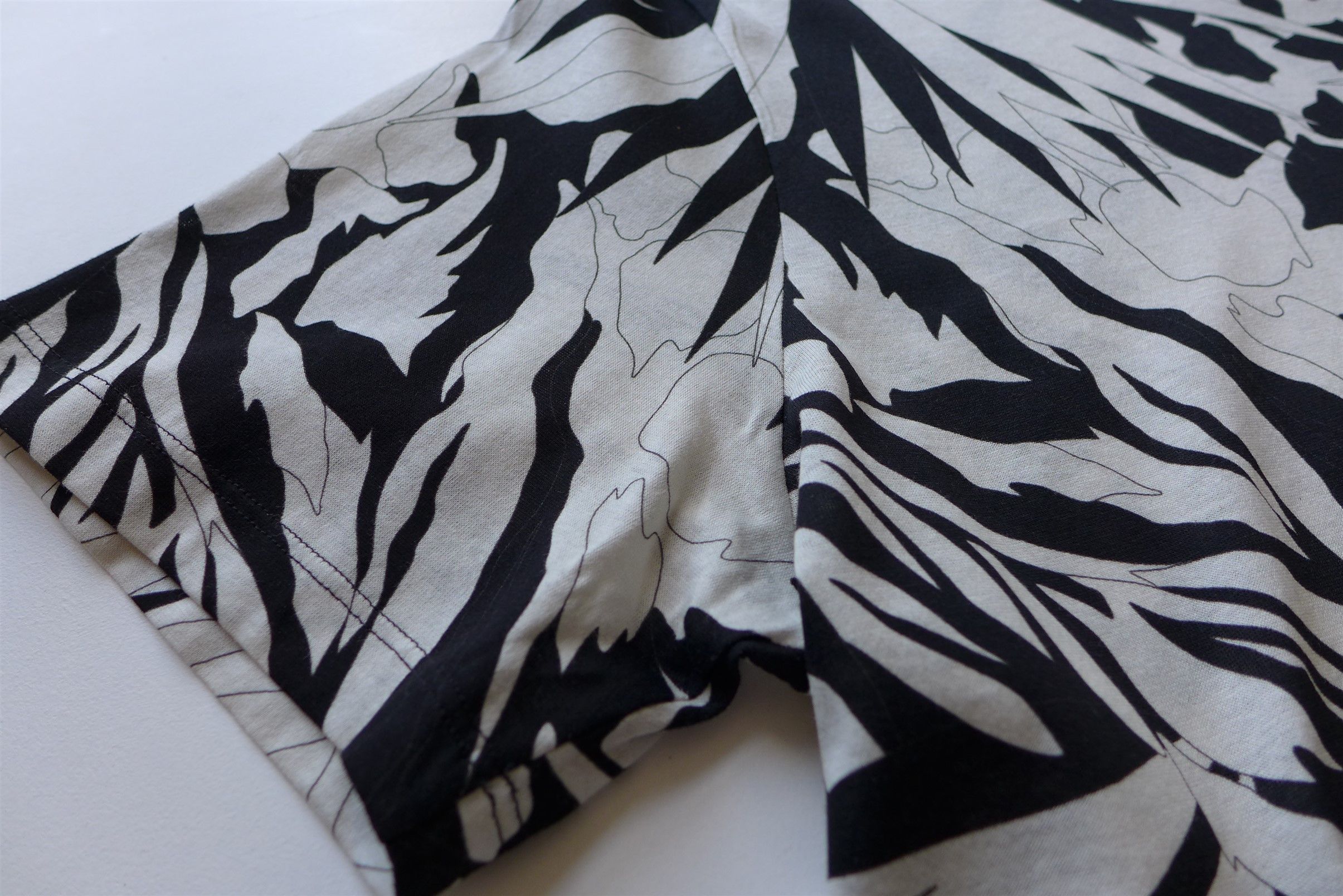 Saint Laurent Paris Saint Laurent SS20 Jungle Flower Print T-Shirt Size US S / EU 44-46 / 1 - 4 Thumbnail