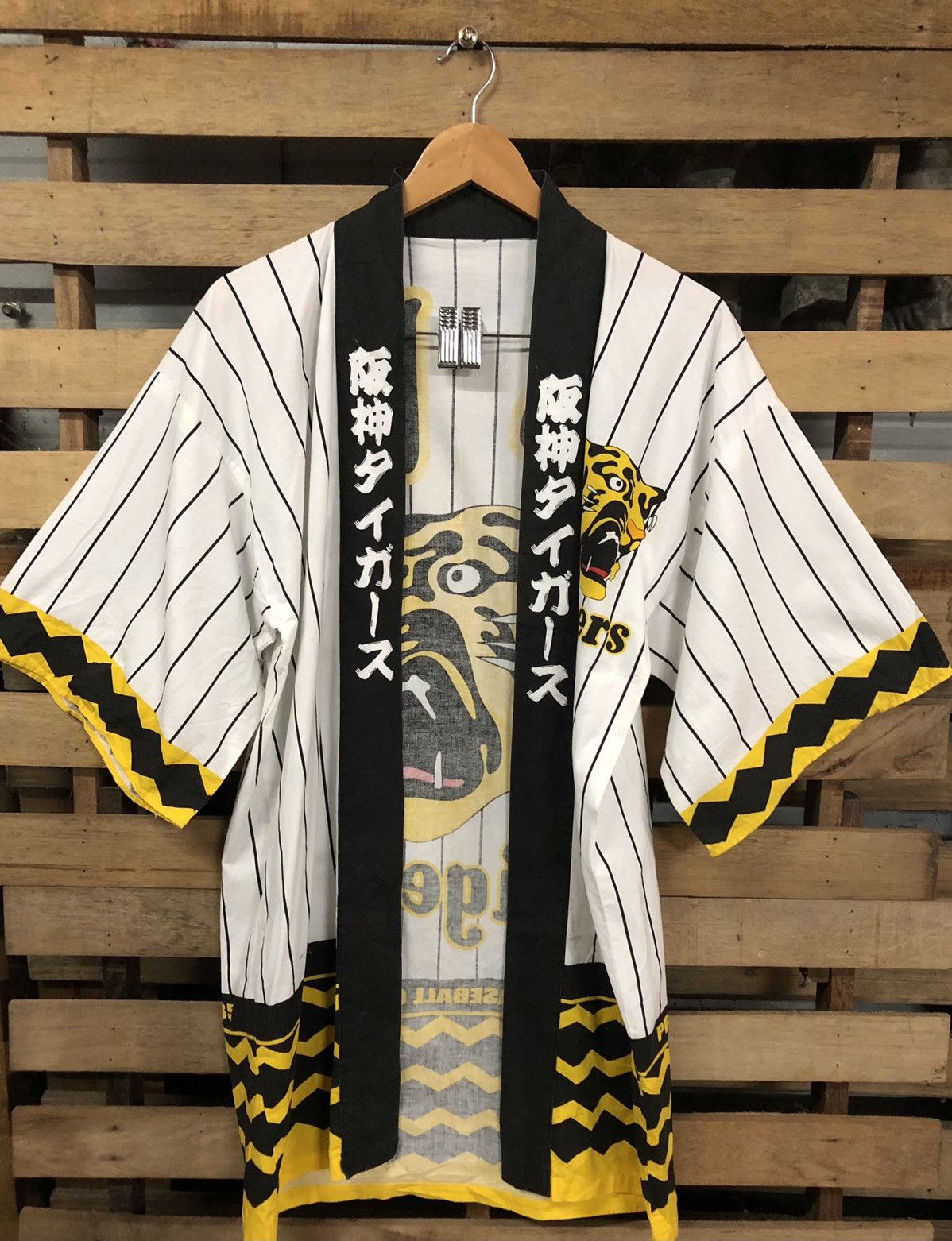 Japanese Brand × MLB × Vintage Vintage Hanshin Tiger Big Logo Kimono Sanjuro Size US M / EU 48-50 / 2 - 2 Thumbnail