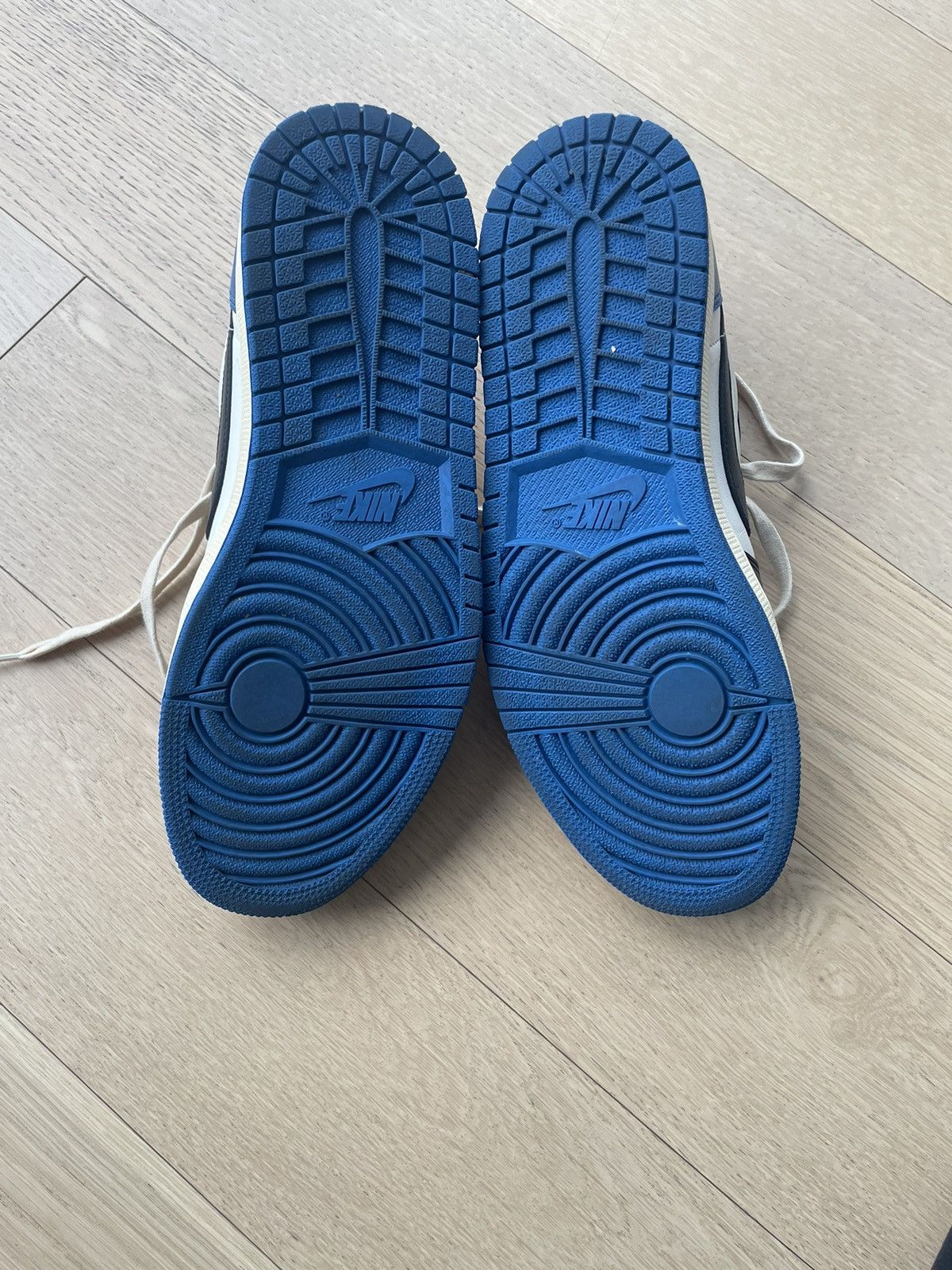 Fragment Design × Jordan Brand × Travis Scott Fragment x Travis Scott Jordan 1 Retro Low OG SP Size US 9.5 / EU 42-43 - 6 Thumbnail