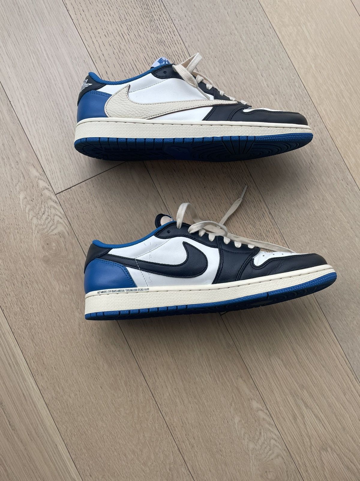 Fragment Design × Jordan Brand × Travis Scott Fragment x Travis Scott Jordan 1 Retro Low OG SP Size US 9.5 / EU 42-43 - 3 Thumbnail