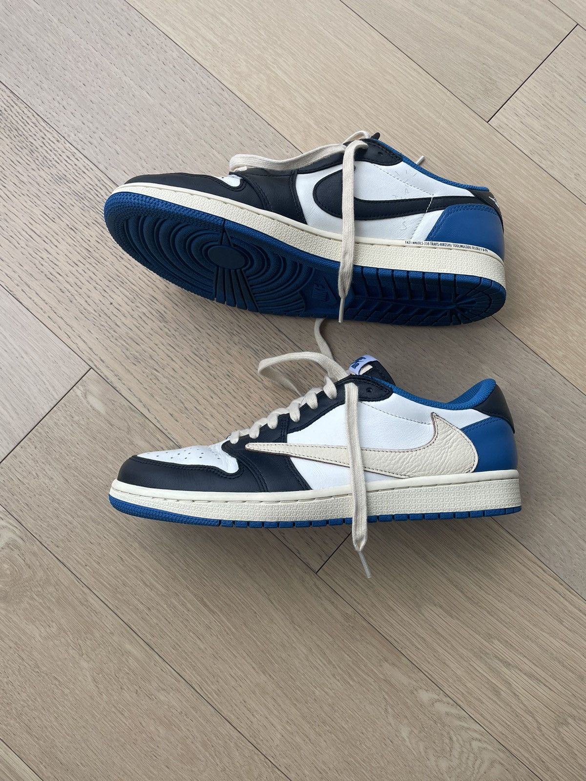 Fragment Design × Jordan Brand × Travis Scott Fragment x Travis Scott Jordan 1 Retro Low OG SP Size US 9.5 / EU 42-43 - 4 Thumbnail