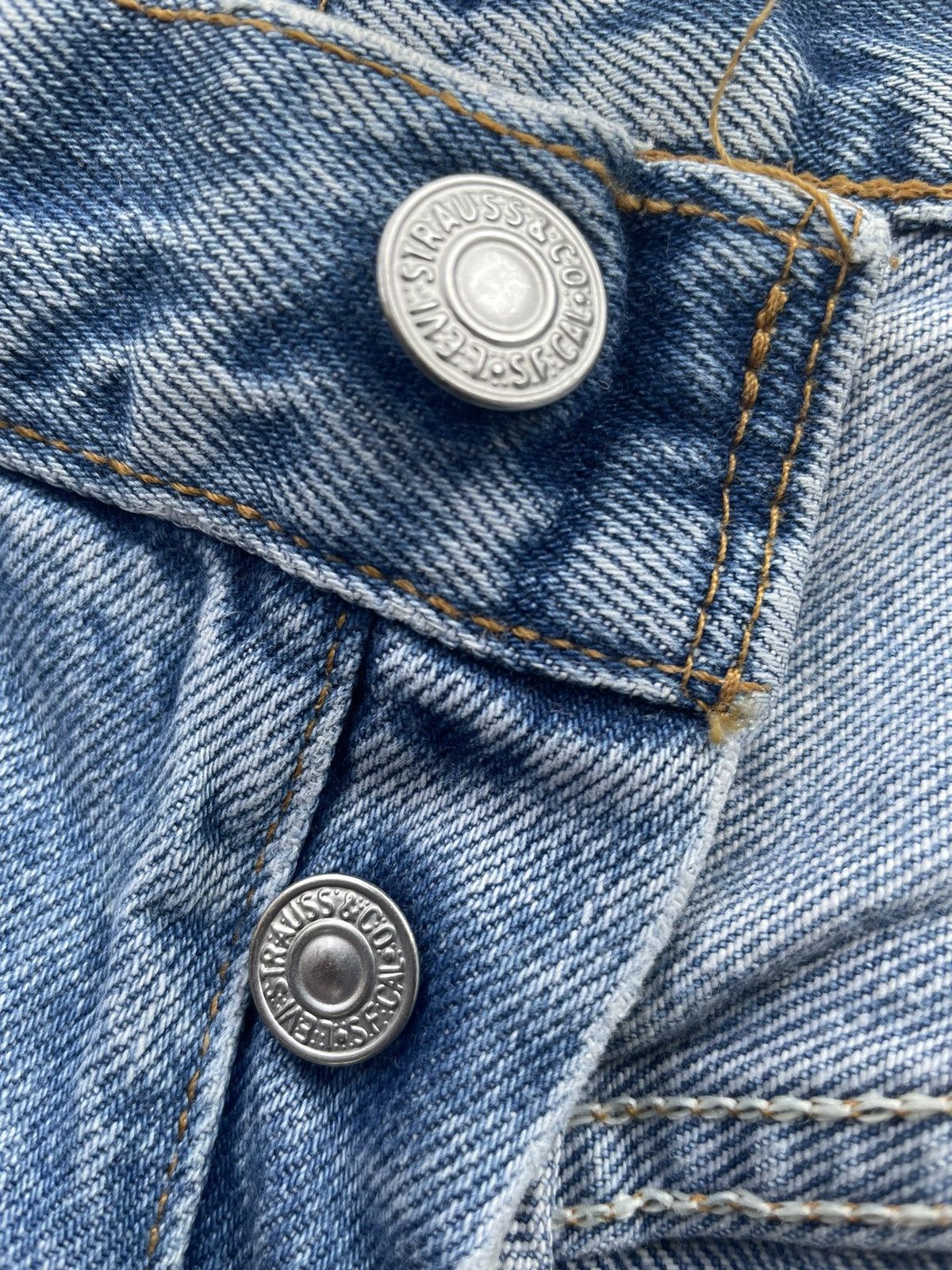 Le Grande Bleu (L.G.B.) Vintage Levi’s 501 1999 Usa Aging Faded Wash Size US 39 - 15 Thumbnail
