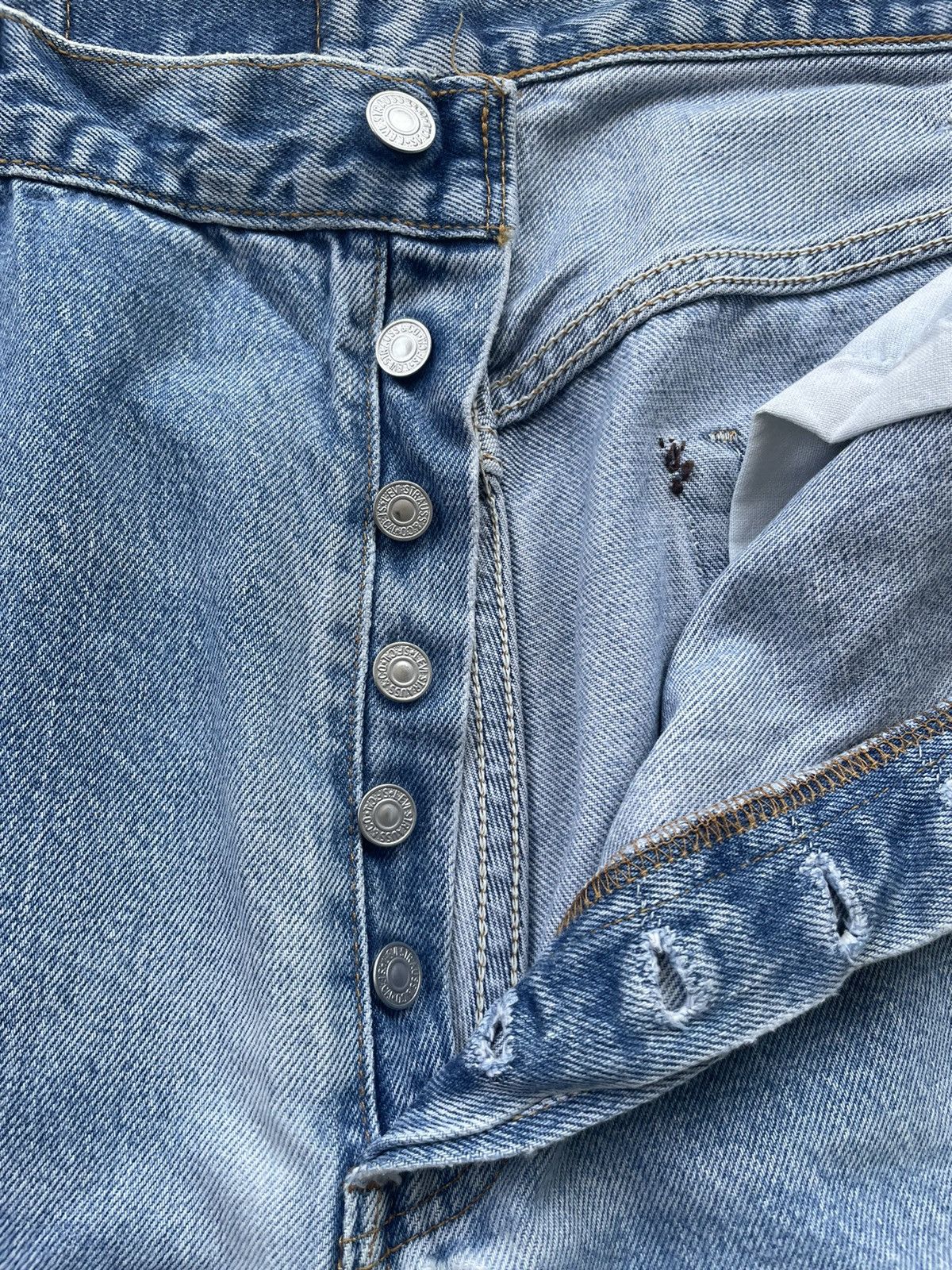Le Grande Bleu (L.G.B.) Vintage Levi’s 501 1999 Usa Aging Faded Wash Size US 39 - 16 Thumbnail