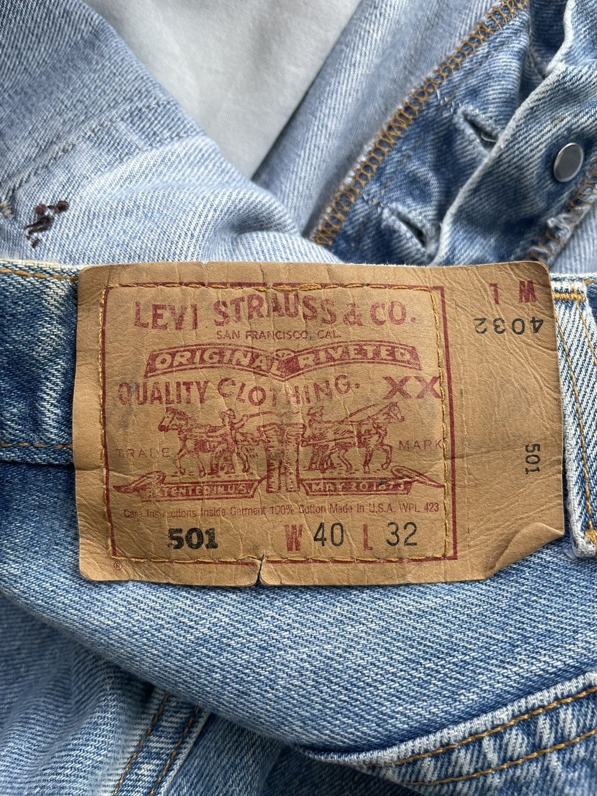 Le Grande Bleu (L.G.B.) Vintage Levi’s 501 1999 Usa Aging Faded Wash Size US 39 - 8 Thumbnail