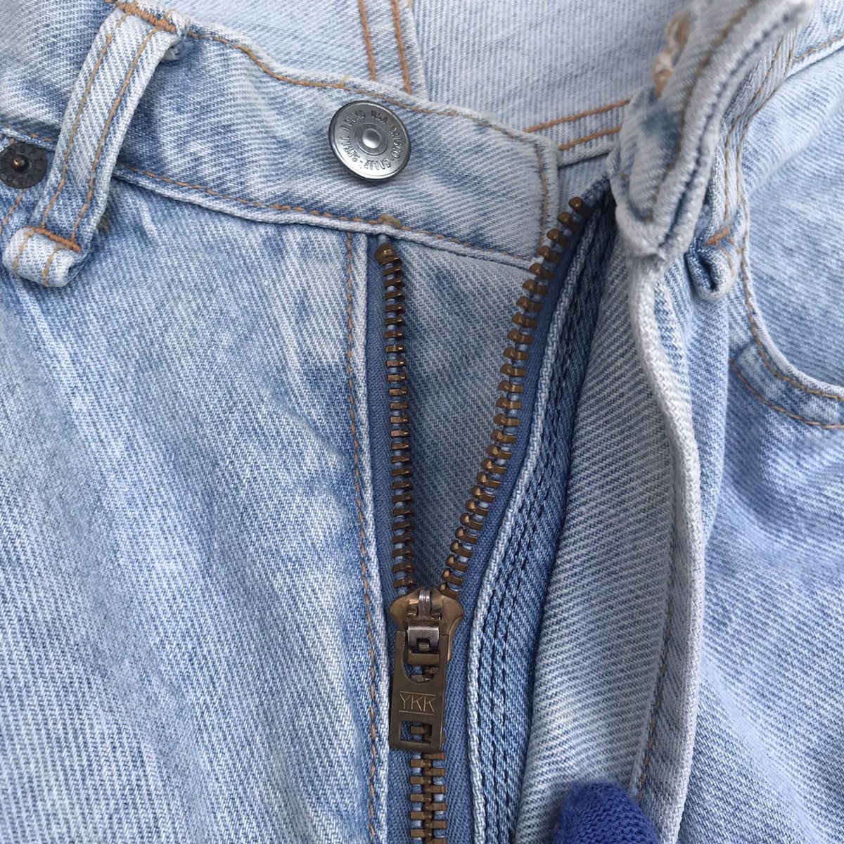 Spellbound × Vintage Vintage Spellbound lightwash scovill buttom waist 28” Size US 28 / EU 44 - 14 Thumbnail
