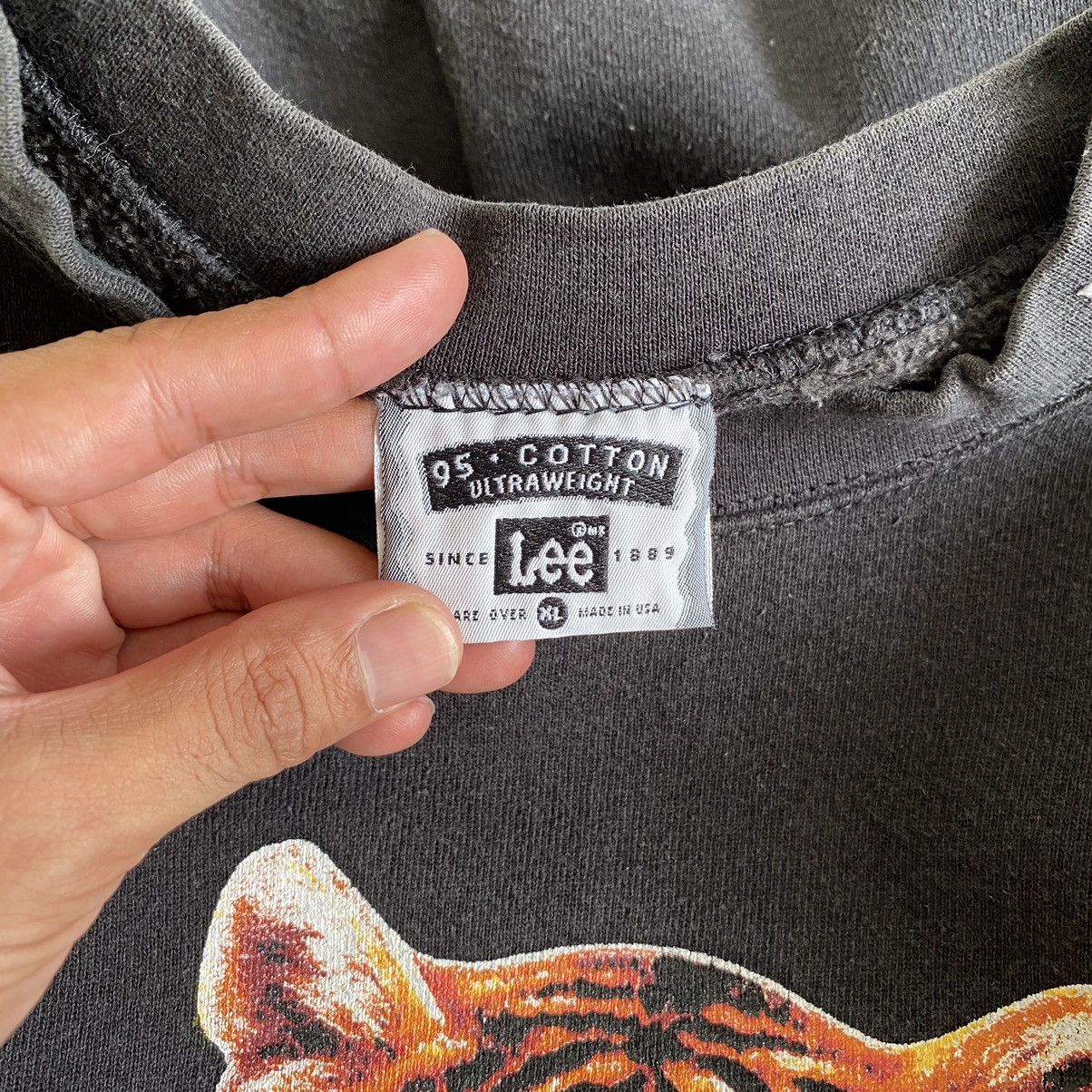 Vintage Vintage 90's Save The Tiger Crewneck Faded Sweatshirt Size US XL / EU 56 / 4 - 8 Thumbnail