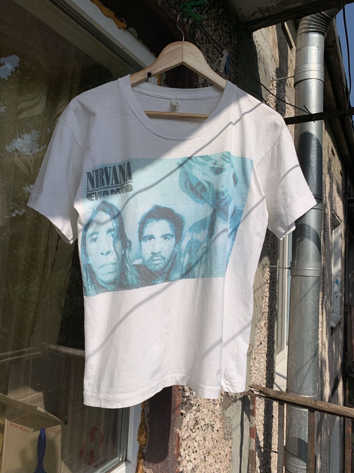 Band Tees 90s Vintage Nirvana Nevermind White T-Shirt Size US S / EU 44-46 / 1 - 1 Thumbnail
