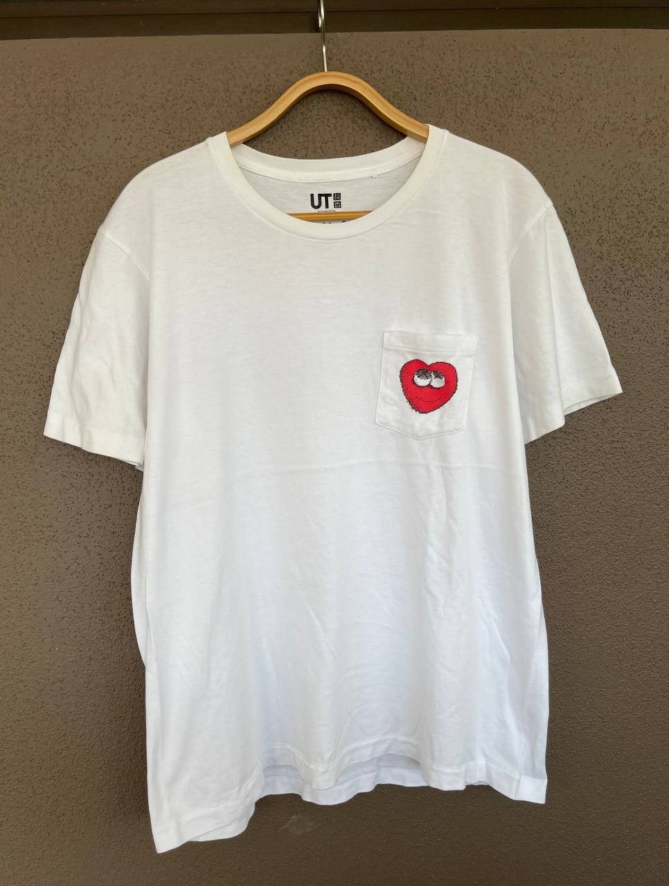 Designer × Kaws × Uniqlo Kaws x Uniqlo Heart Pocket Tee Size US L / EU 52-54 / 3 - 2 Thumbnail