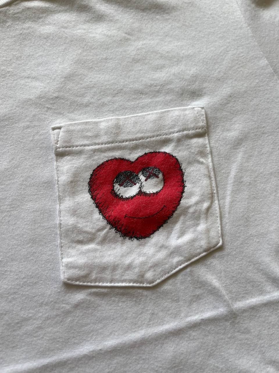Designer × Kaws × Uniqlo Kaws x Uniqlo Heart Pocket Tee Size US L / EU 52-54 / 3 - 1 Thumbnail