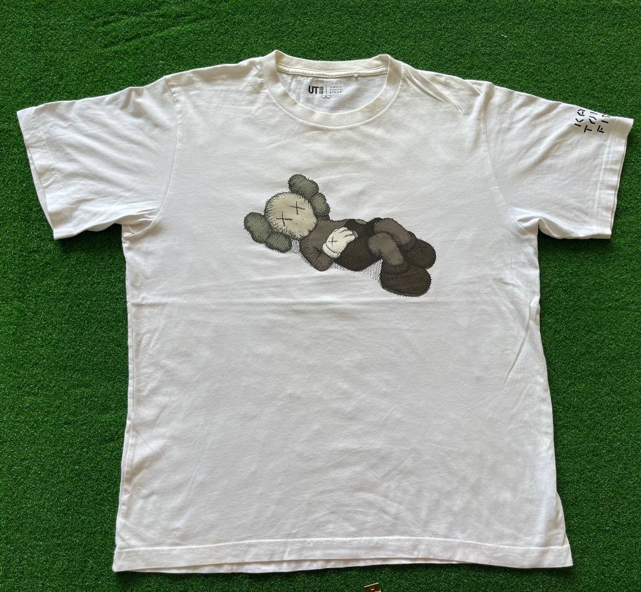 Kaws × Original Fake × Vintage Kaws X Uniqlo Tokyo First T Shirt Asia Sizing Size M Size US XL / EU 56 / 4 - 6 Thumbnail