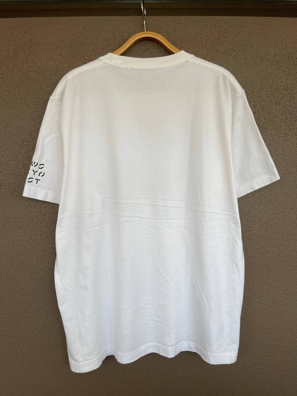 Kaws × Original Fake × Vintage Kaws X Uniqlo Tokyo First T Shirt Asia Sizing Size M Size US XL / EU 56 / 4 - 2 Thumbnail