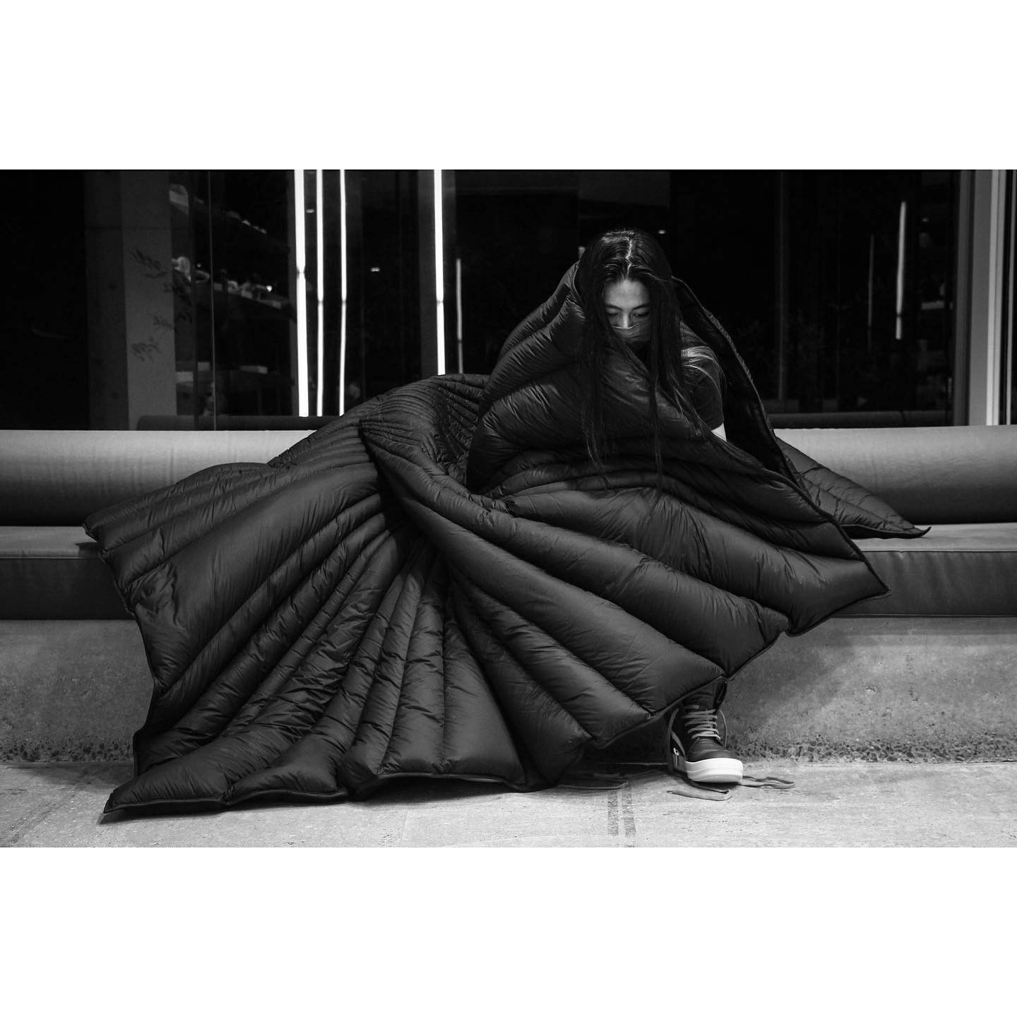 Rick Owens *RARE* KINGSIZE DOWN BLANKET/CAPE FW21 Size ONE SIZE - 8 Thumbnail