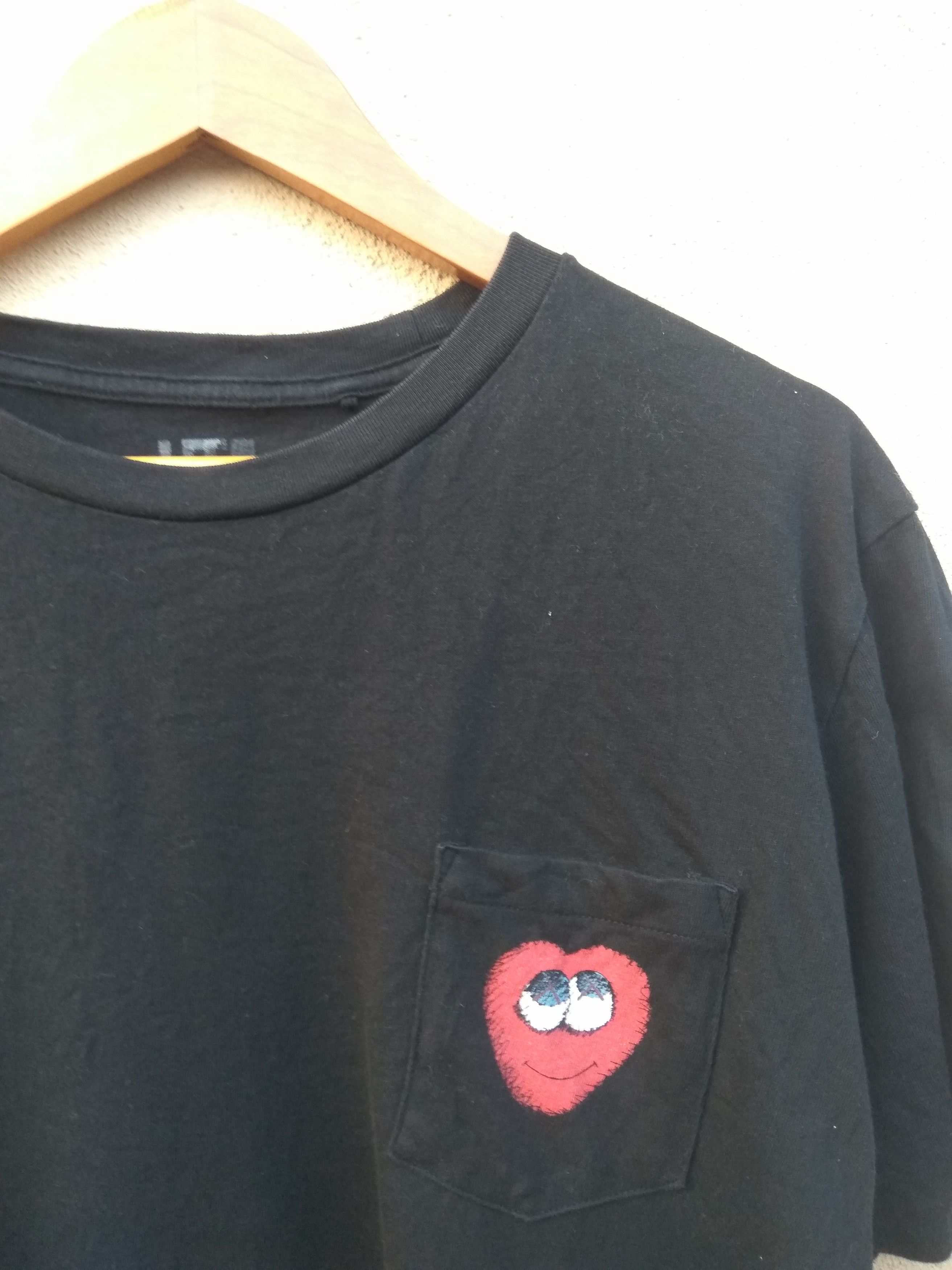 Kaws × Uniqlo Kaws X Uniqlo tee Size US L / EU 52-54 / 3 - 3 Thumbnail
