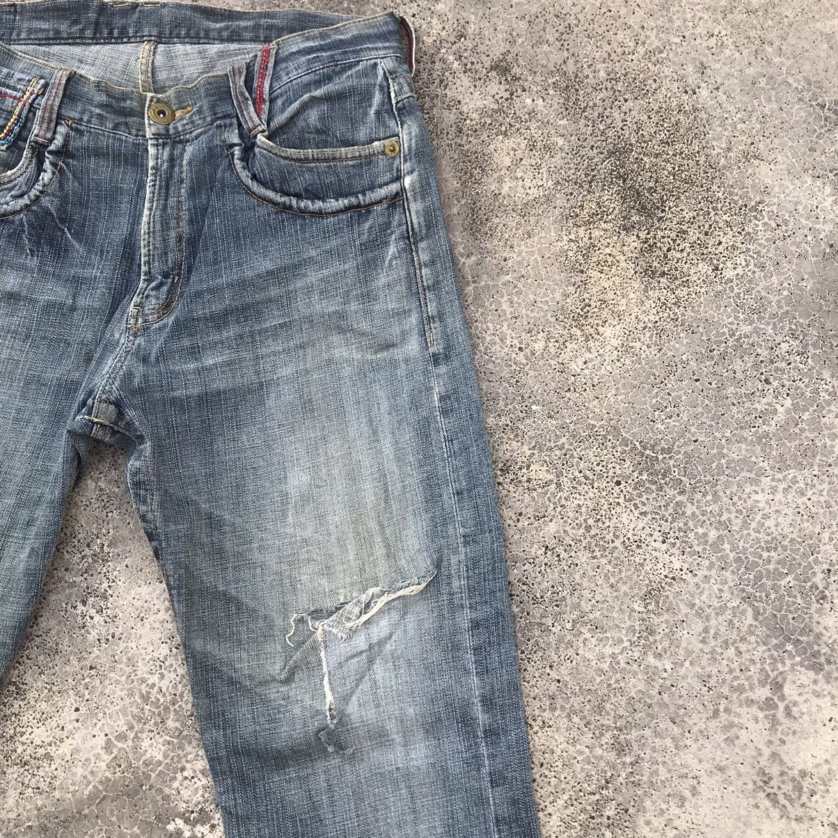 Japanese Brand Vintage Distressed Buckle Back Faded Jeans Pants Size US 32 / EU 48 - 5 Thumbnail