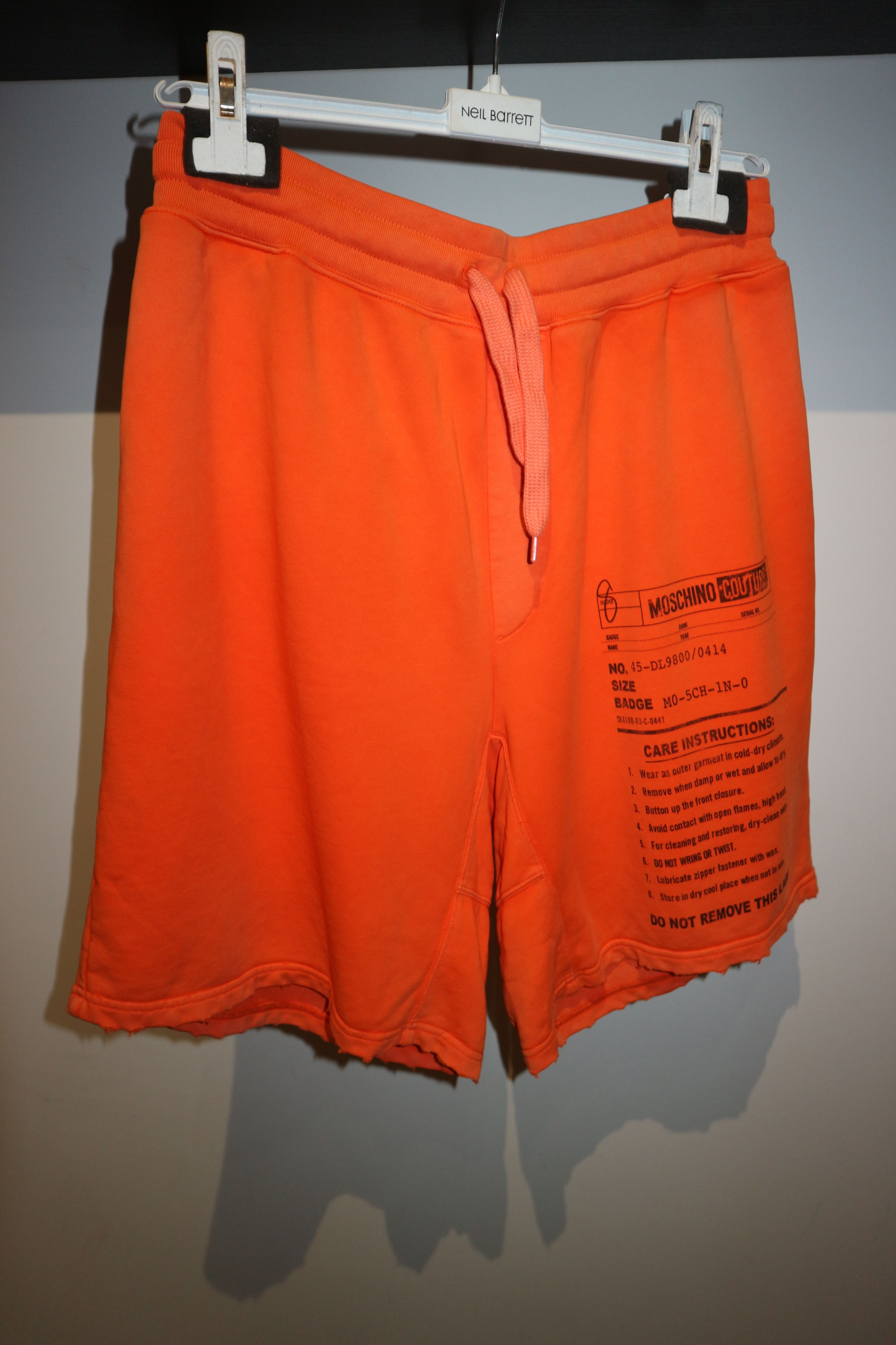 Moschino distressed tag print shorts Size US 32 / EU 48 - 1 Thumbnail