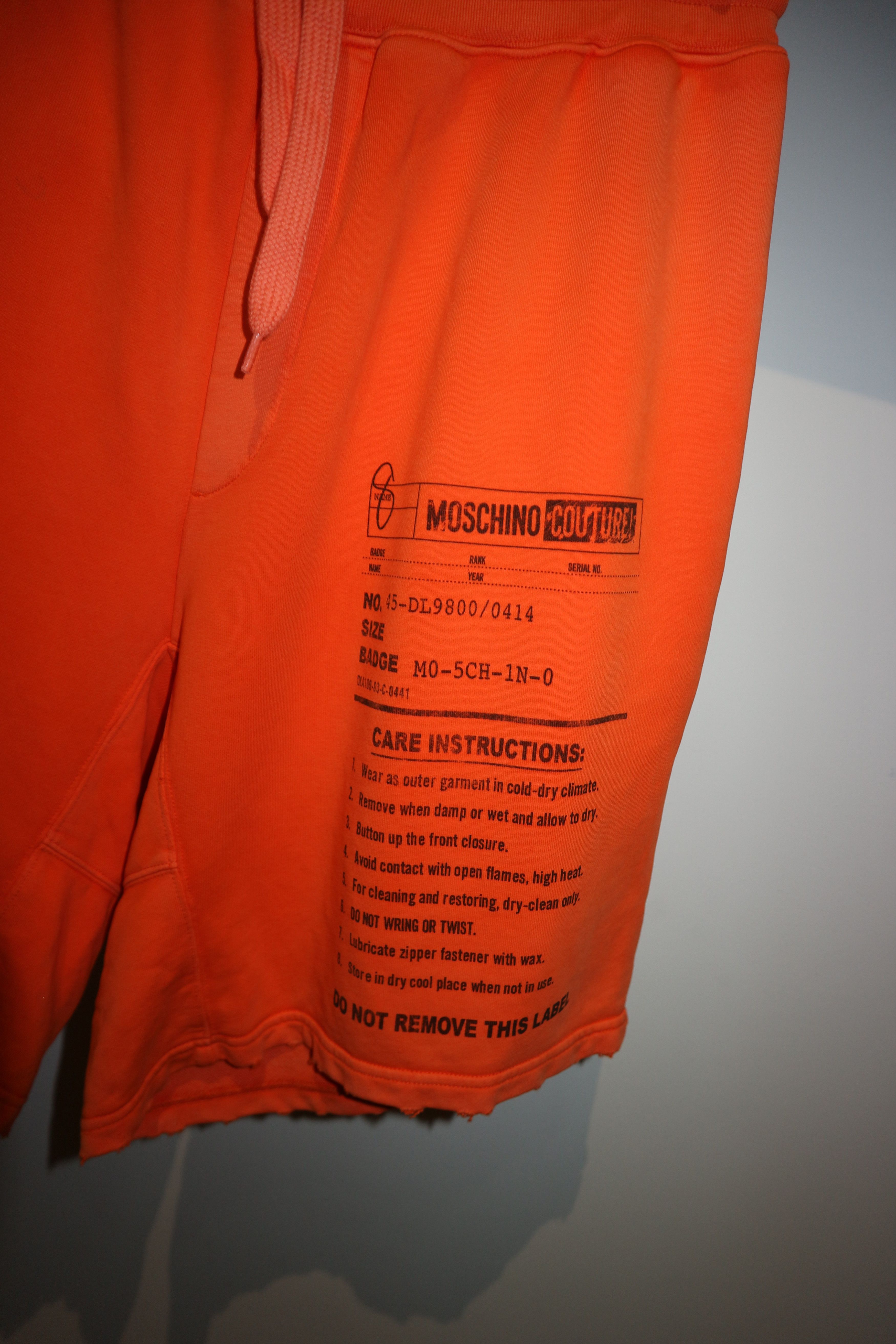 Moschino distressed tag print shorts Size US 32 / EU 48 - 2 Thumbnail