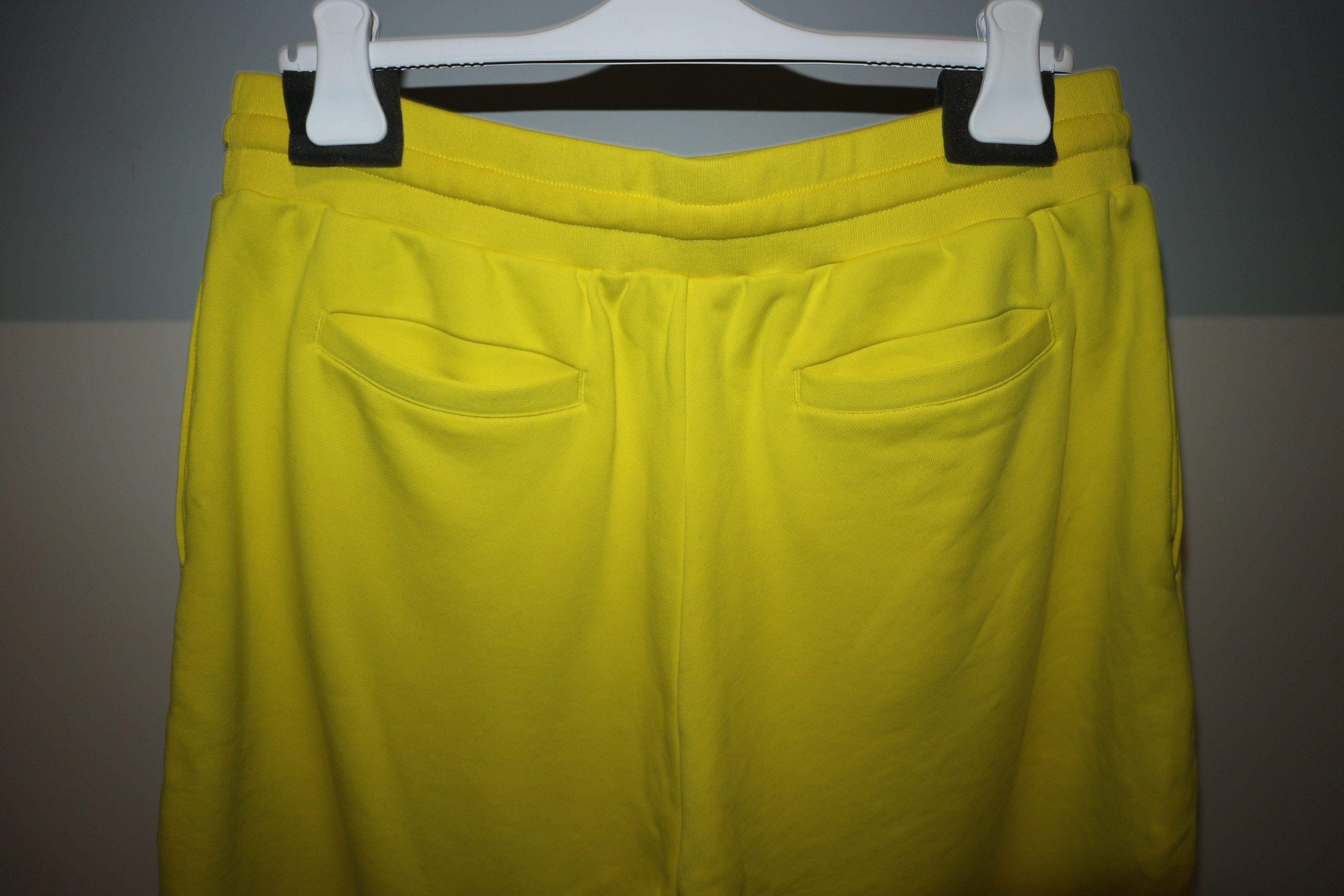 Moschino logo print oversized shorts Size US 34 / EU 50 - 6 Thumbnail
