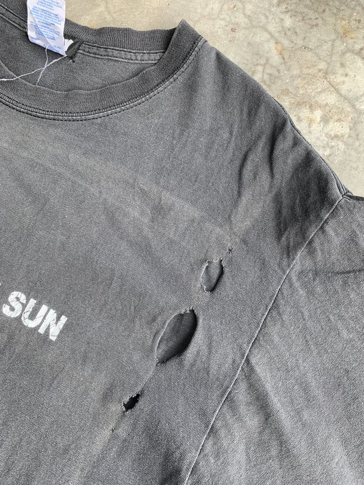 Vintage Thrashed Faded Vintage Movie Holiday In the Sun tee Size US L / EU 52-54 / 3 - 4 Thumbnail