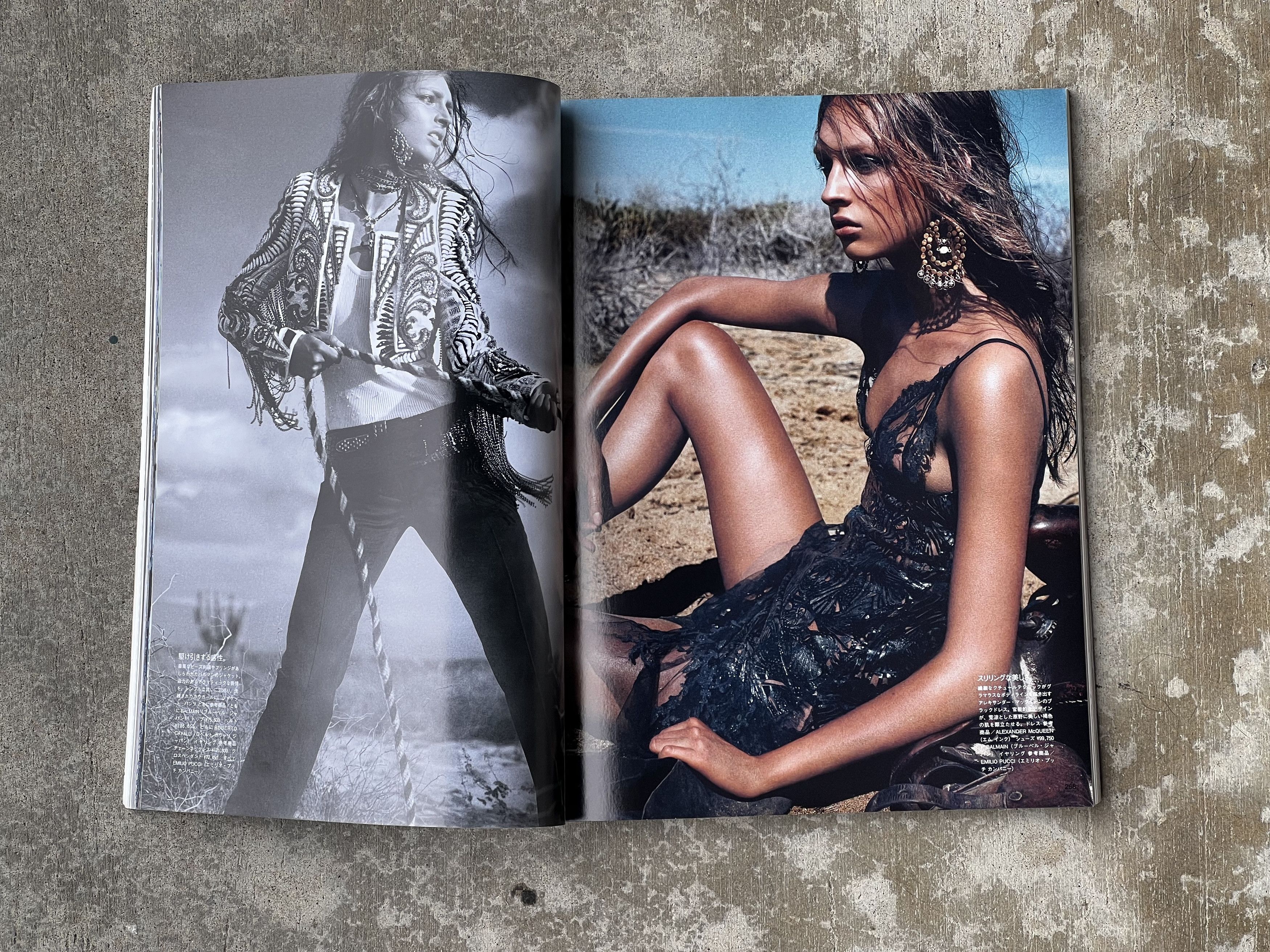 Vogue Vogue Japan - April 2012 Size ONE SIZE - 3 Thumbnail