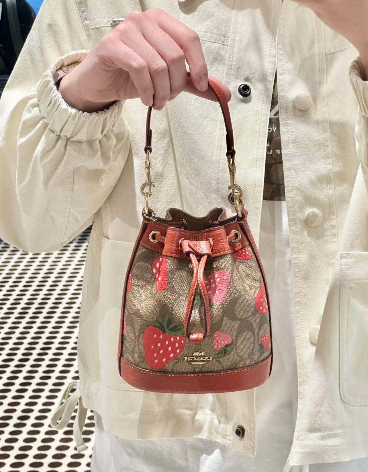 COACH Mini Dempsey Bucket Bag In Signature，Wild Strawberry