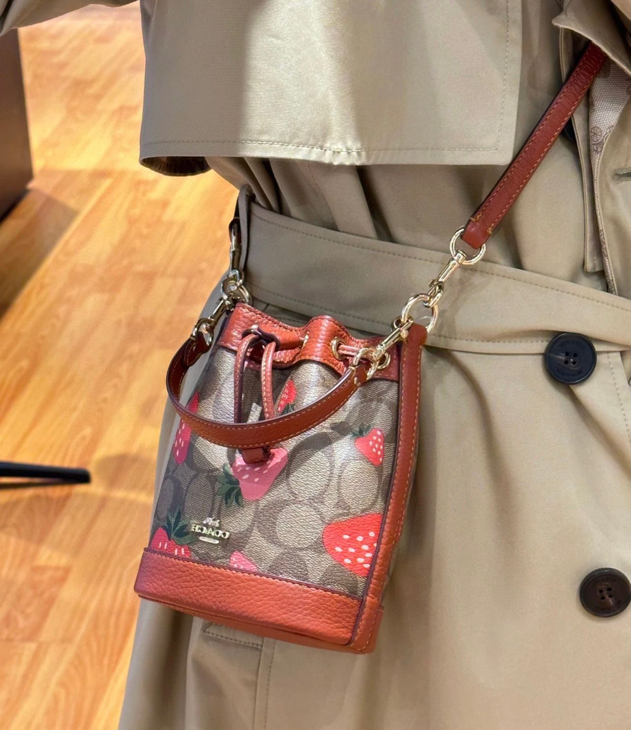 COACH Mini Dempsey Bucket Bag In Signature，Wild Strawberry