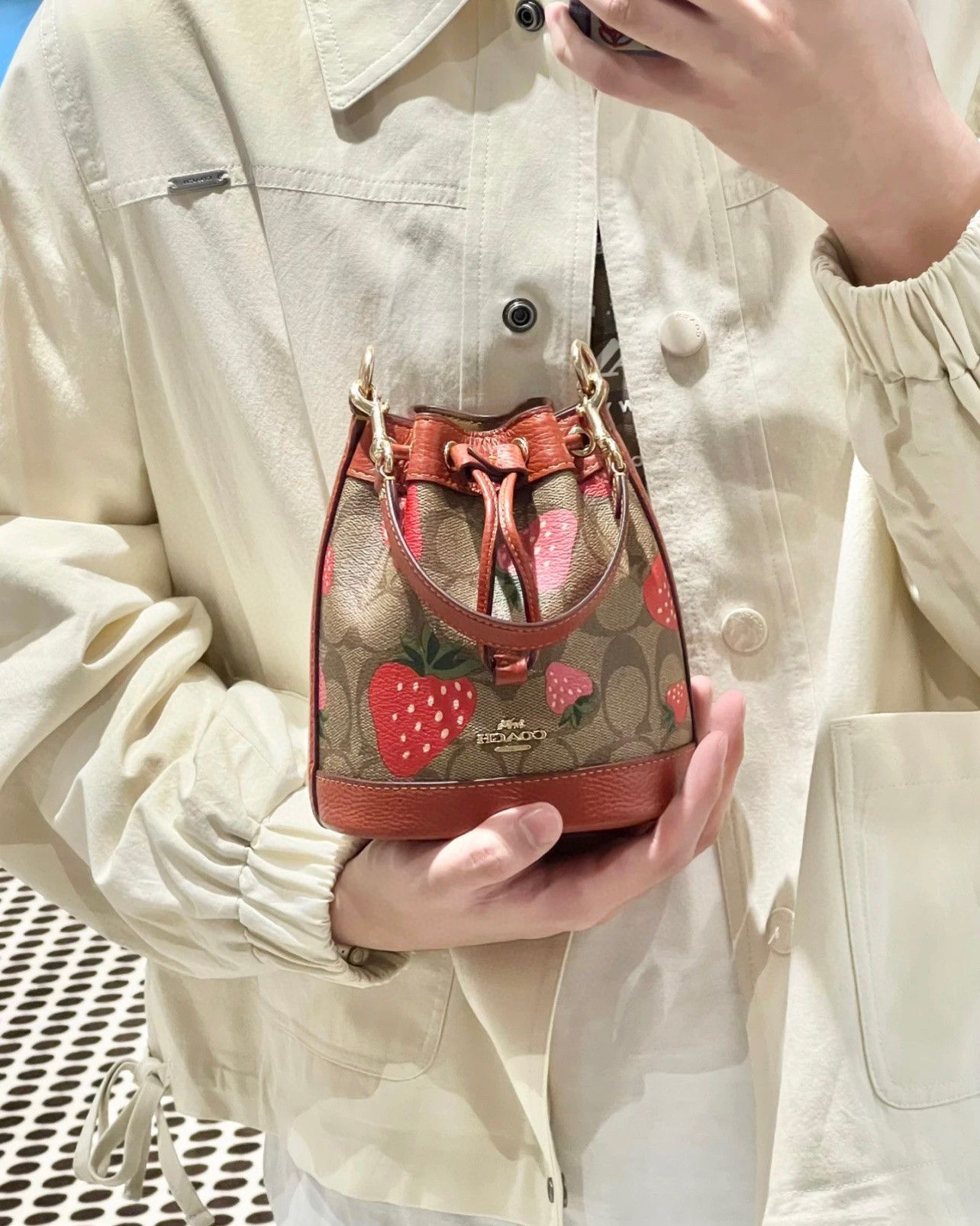 COACH Mini Dempsey Bucket Bag In Signature，Wild Strawberry
