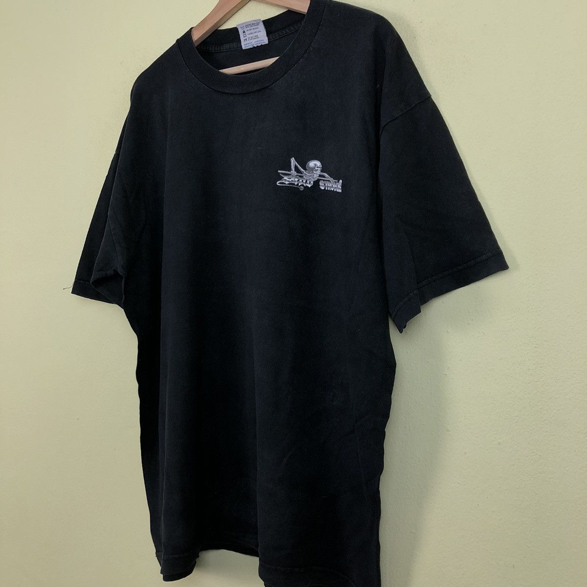 Vintage Vintage Middle Finger Big Logo T-Shirt Short Sleeve Size US XL / EU 56 / 4 - 3 Thumbnail