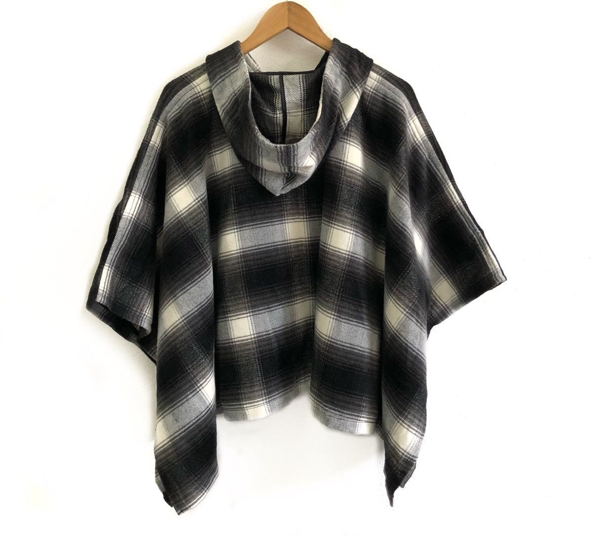 Issey Miyake RARE 🇯🇵 LOWRYS FARM CHECKERED WOOL TARTAN PONCHOS Size US L / EU 52-54 / 3 - 4 Thumbnail