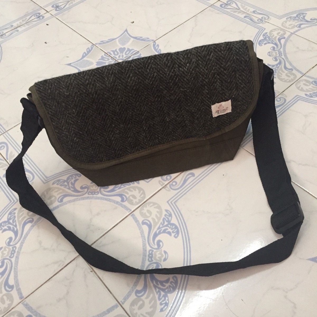 Harris Tweed × Japanese Brand Harris Tweed Hand Woven Sling/Shoulder Bag Size ONE SIZE - 6 Thumbnail