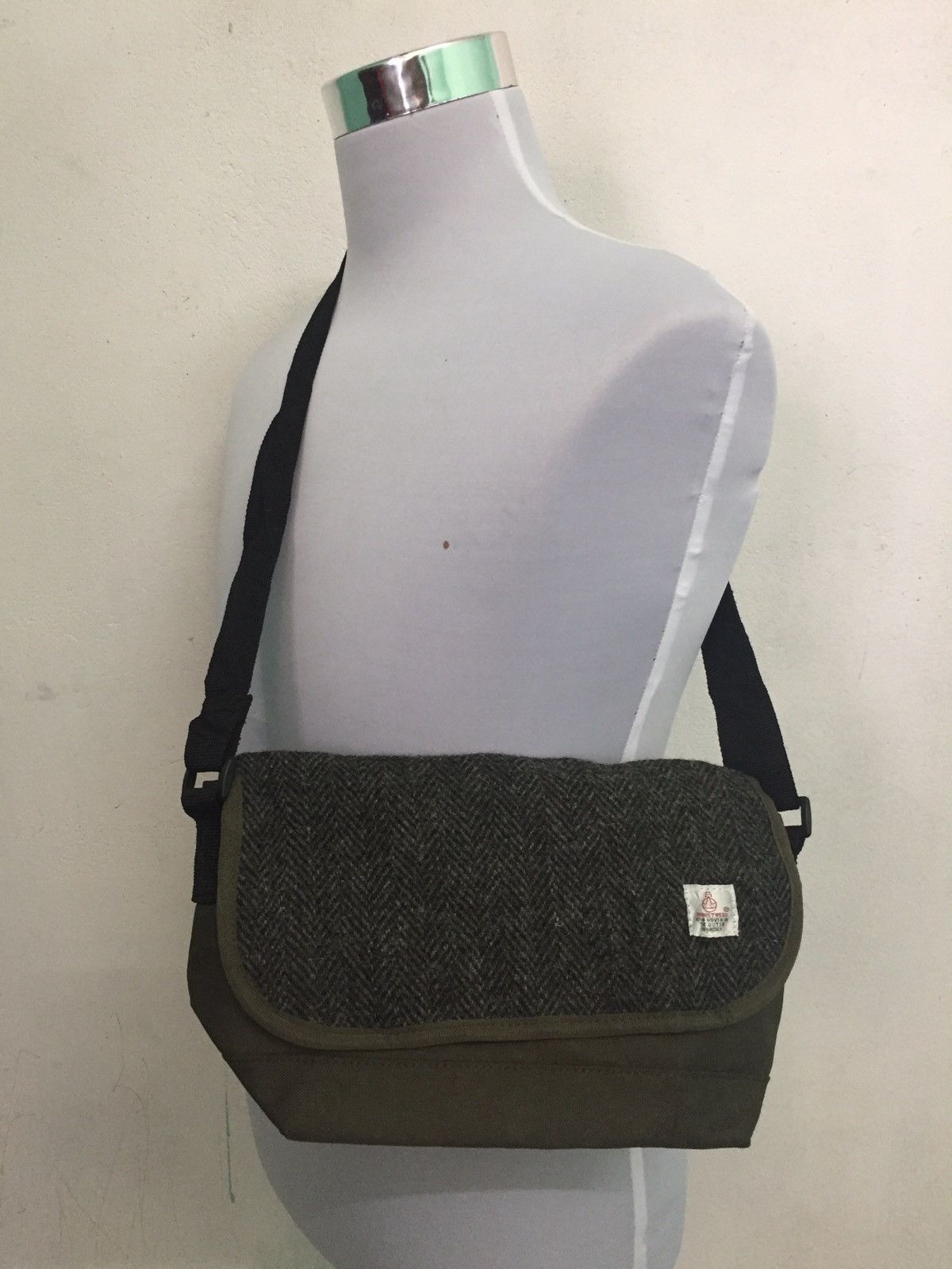 Harris Tweed × Japanese Brand Harris Tweed Hand Woven Sling/Shoulder Bag Size ONE SIZE - 2 Thumbnail