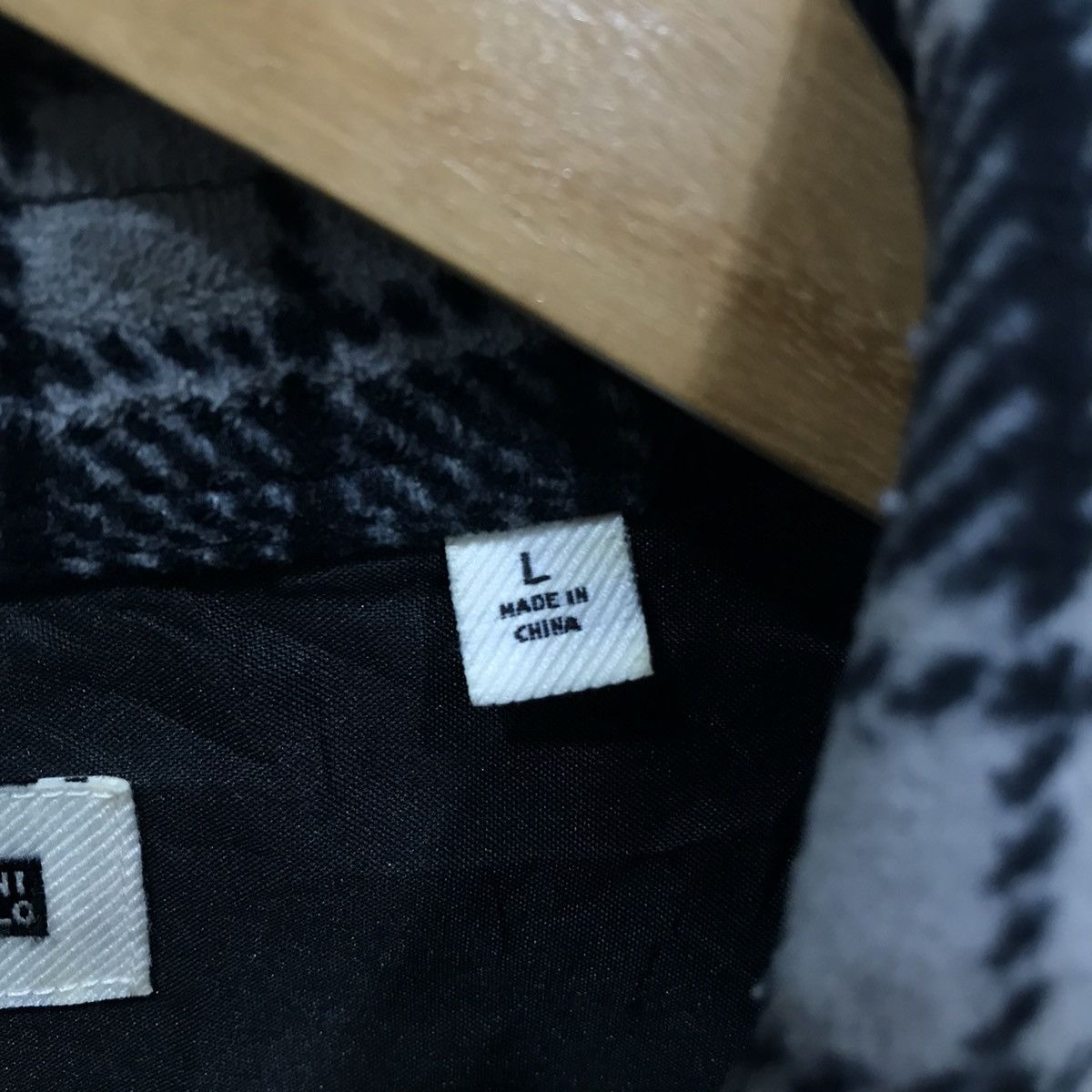 Flannel Uniqlo Black Grey Tartan Flannel Shirt Size US L / EU 52-54 / 3 - 6 Thumbnail