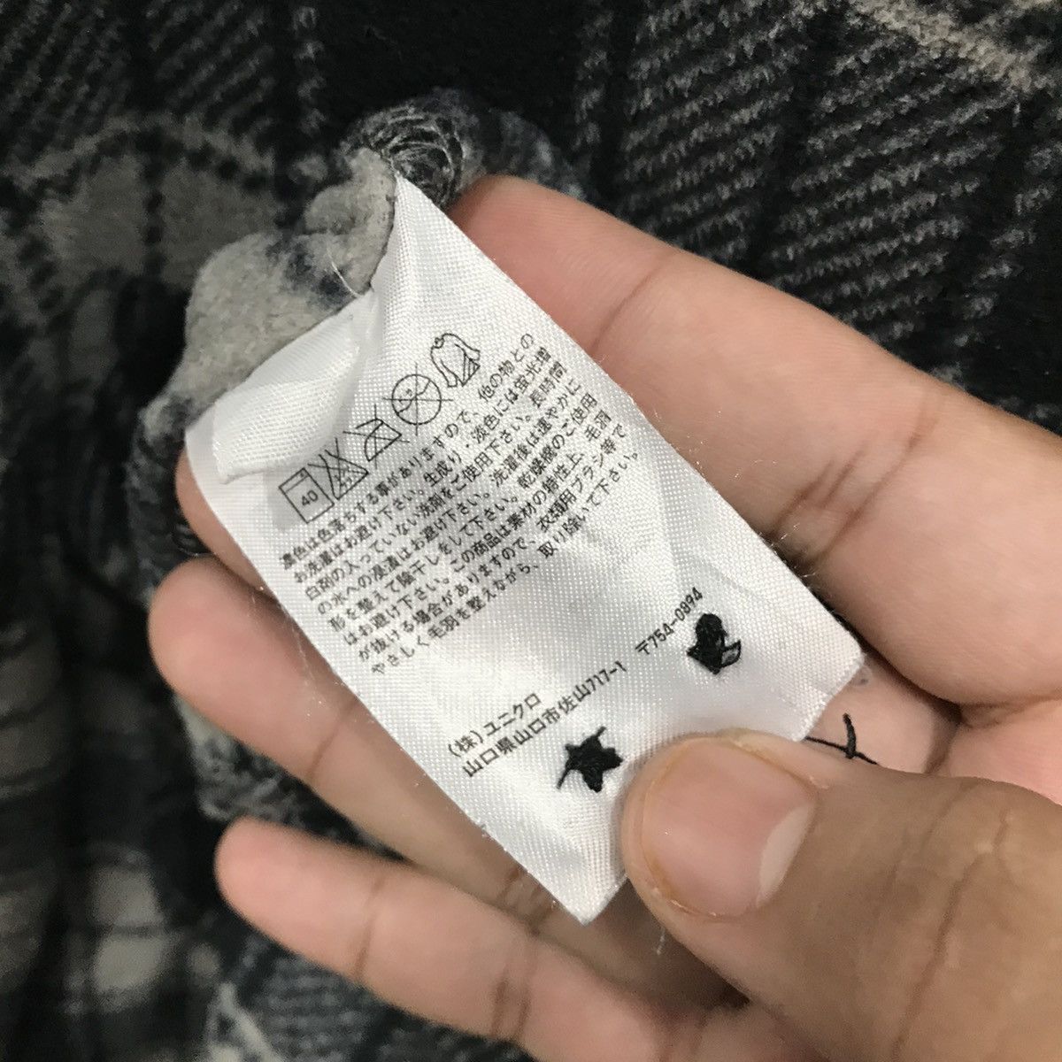 Flannel Uniqlo Black Grey Tartan Flannel Shirt Size US L / EU 52-54 / 3 - 8 Thumbnail