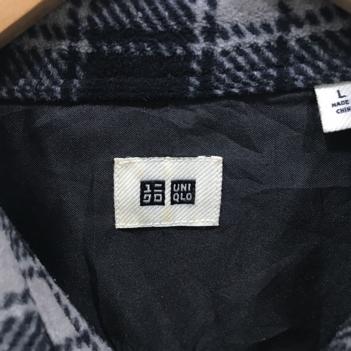 Flannel Uniqlo Black Grey Tartan Flannel Shirt Size US L / EU 52-54 / 3 - 5 Thumbnail
