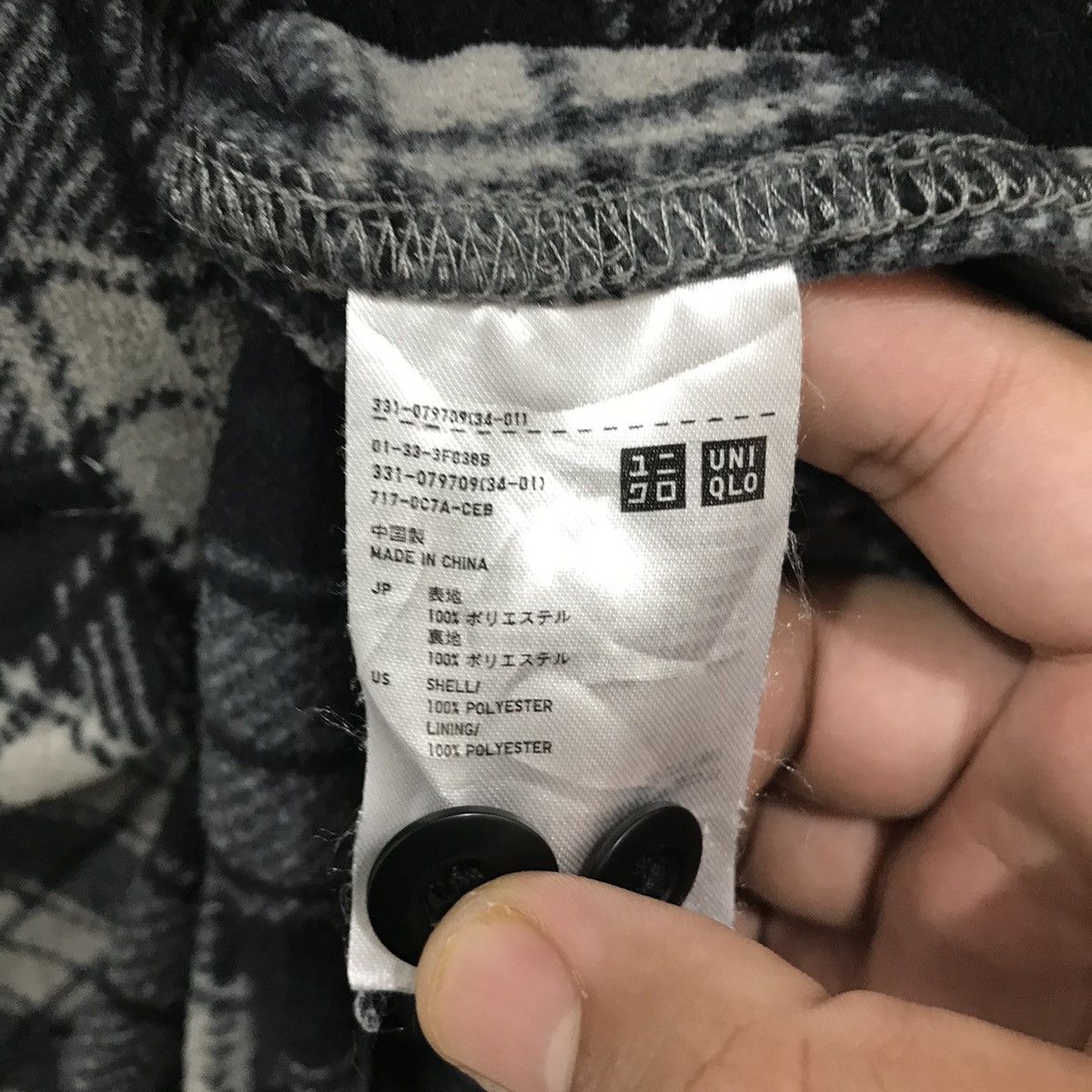 Flannel Uniqlo Black Grey Tartan Flannel Shirt Size US L / EU 52-54 / 3 - 7 Thumbnail