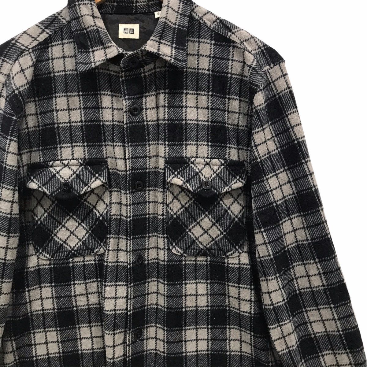 Flannel Uniqlo Black Grey Tartan Flannel Shirt Size US L / EU 52-54 / 3 - 2 Thumbnail