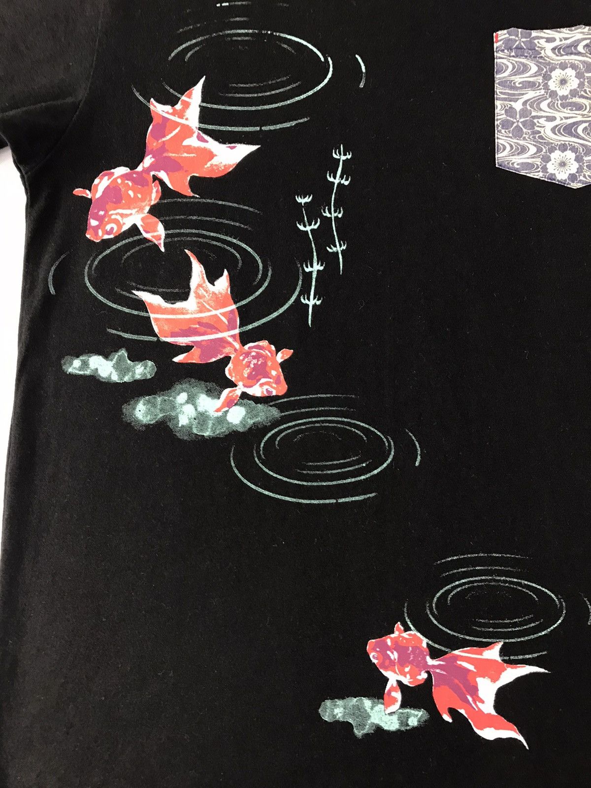 Japanese Brand Makuranosoushi art fish Koi Singgle Pocket Tee Size US L / EU 52-54 / 3 - 4 Thumbnail