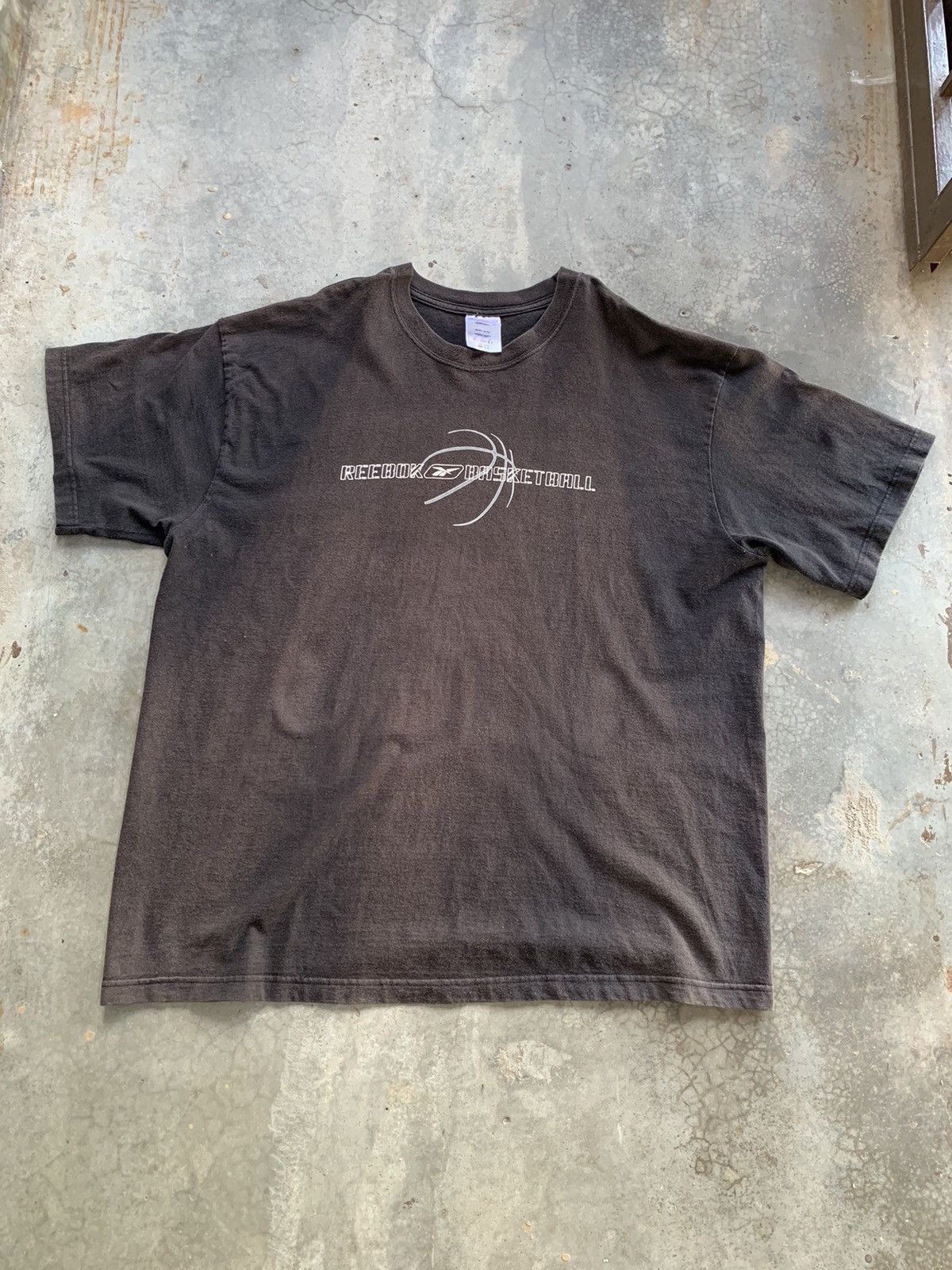 Reebok × Vintage Vintage Thrashed Faded Reebook Basketball Oversized Tshirt Size US XXL / EU 58 / 5 - 1 Thumbnail