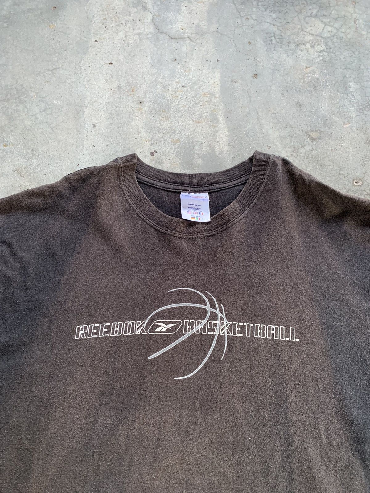 Reebok × Vintage Vintage Thrashed Faded Reebook Basketball Oversized Tshirt Size US XXL / EU 58 / 5 - 2 Thumbnail