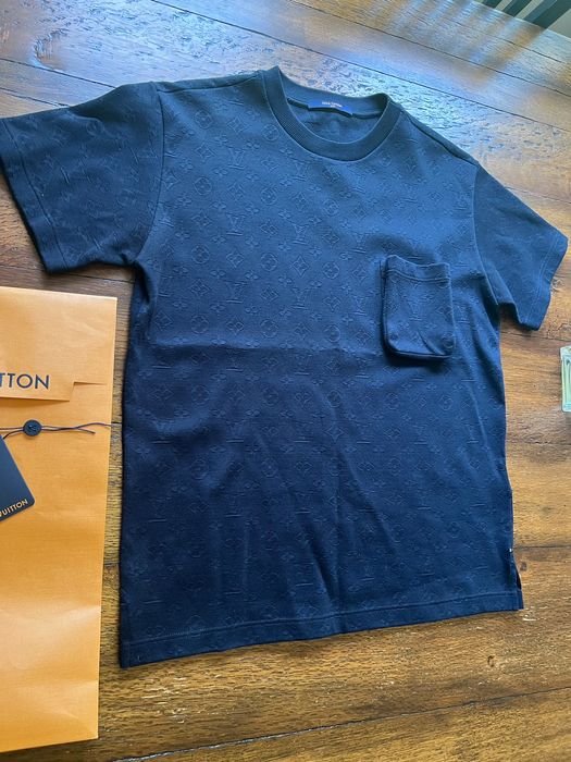 Louis Vuitton Signature 3D Pocket Monogram T-Shirt Dark Blue. Size XL