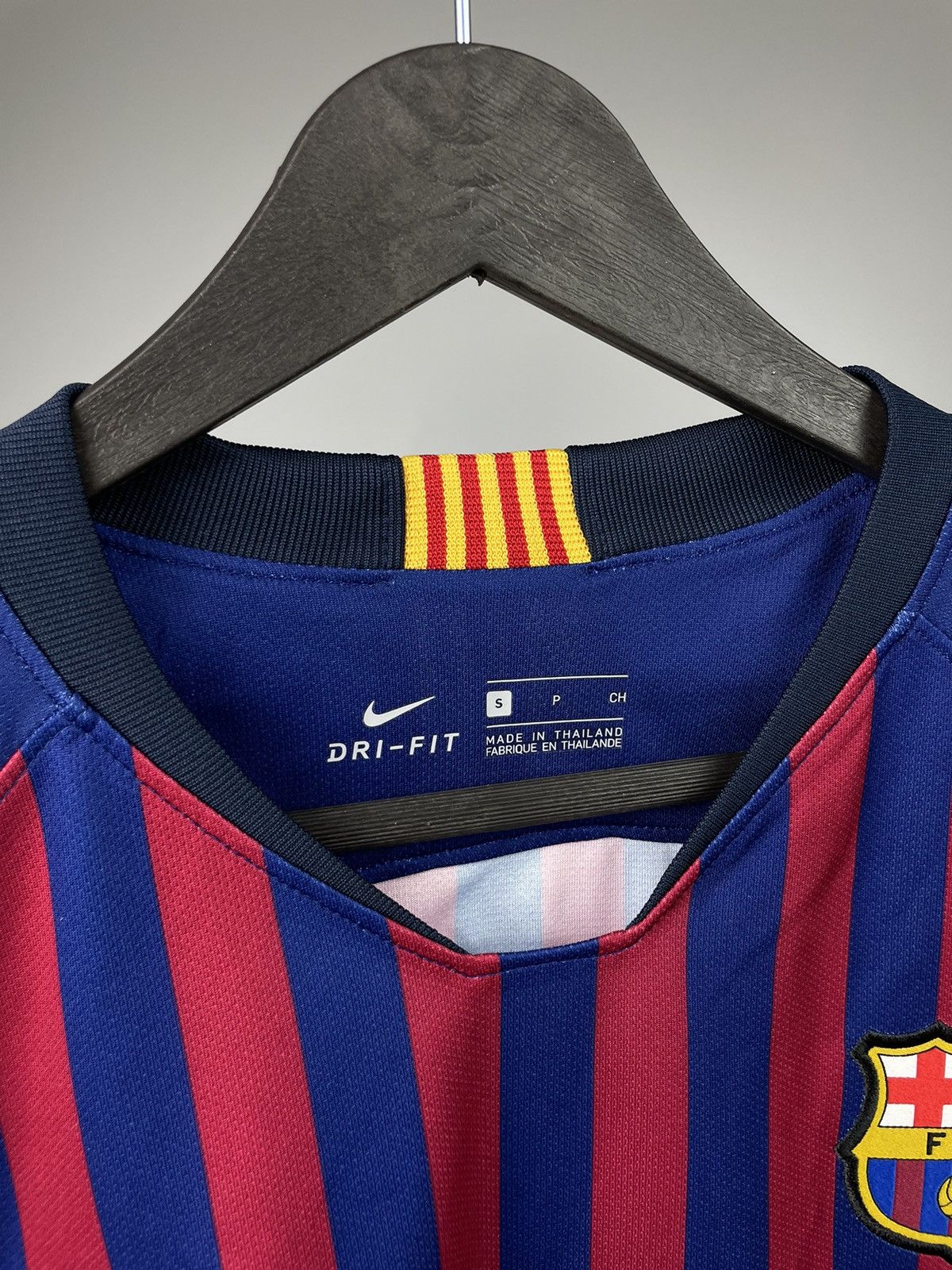 Nike Women’s Nike FC Barcelona 2018 Soccer Jersey Emma Ramirez #6 Size S / US 4 / IT 40 - 8 Thumbnail