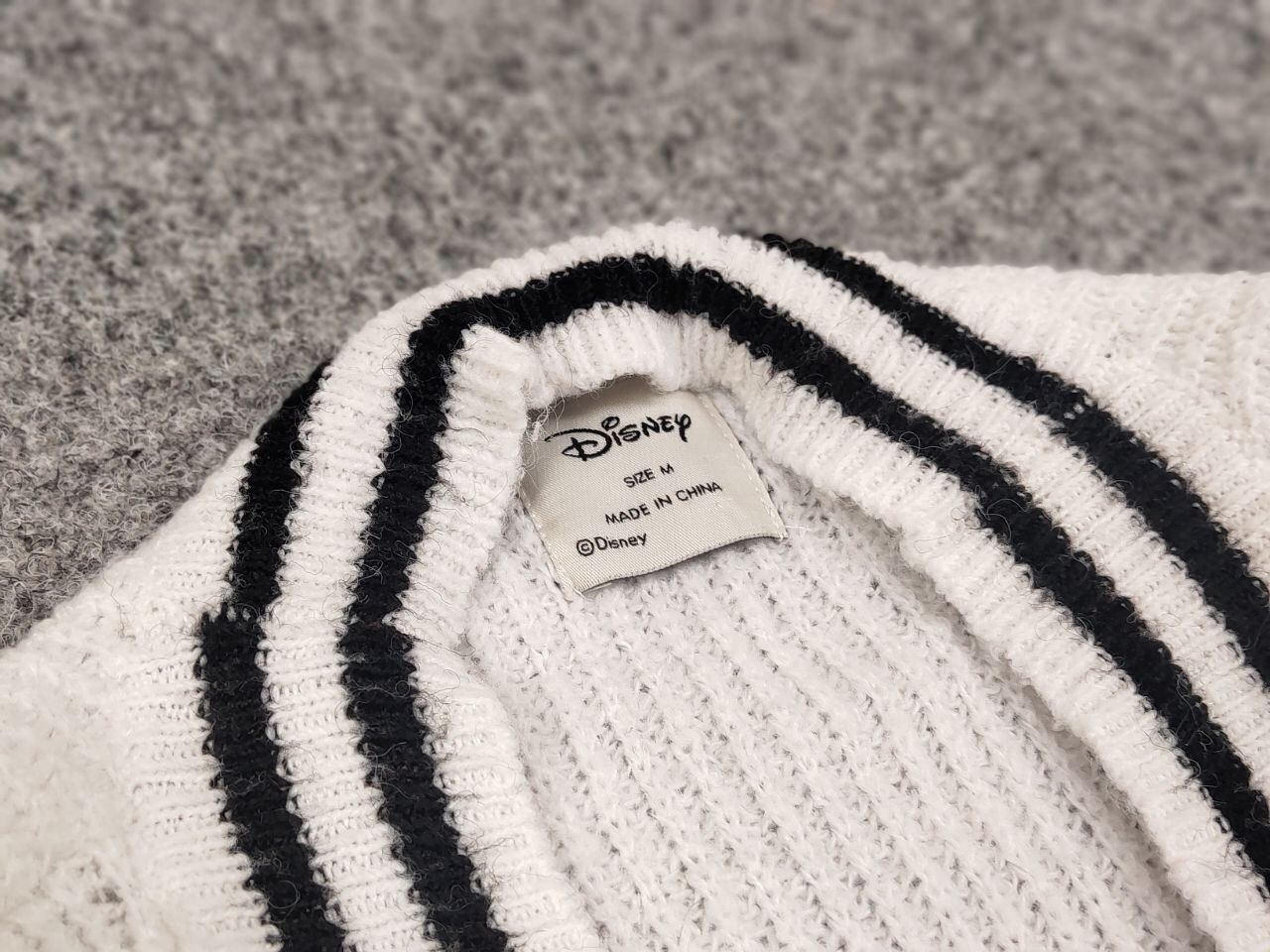Japanese Brand Vintage 90's Japanese Disney White Knitted Cardigan Sweater Size US M / EU 48-50 / 2 - 18 Thumbnail