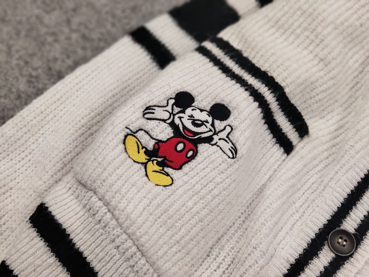 Japanese Brand Vintage 90's Japanese Disney White Knitted Cardigan Sweater Size US M / EU 48-50 / 2 - 12 Thumbnail
