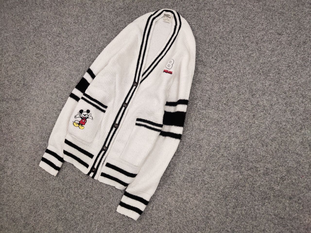 Japanese Brand Vintage 90's Japanese Disney White Knitted Cardigan Sweater Size US M / EU 48-50 / 2 - 3 Thumbnail