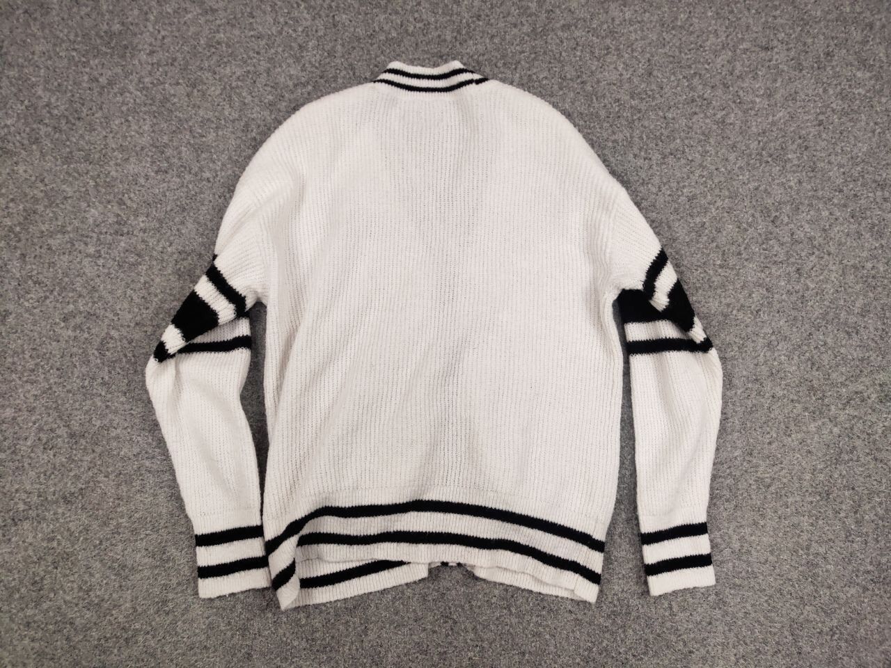 Japanese Brand Vintage 90's Japanese Disney White Knitted Cardigan Sweater Size US M / EU 48-50 / 2 - 20 Thumbnail