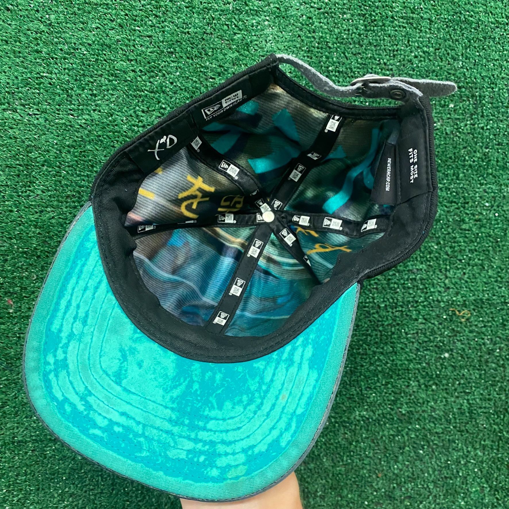 New Era × The Weeknd The Weeknd XO Kiss Land Distressed Tour Hat Cap Size ONE SIZE - 5 Thumbnail
