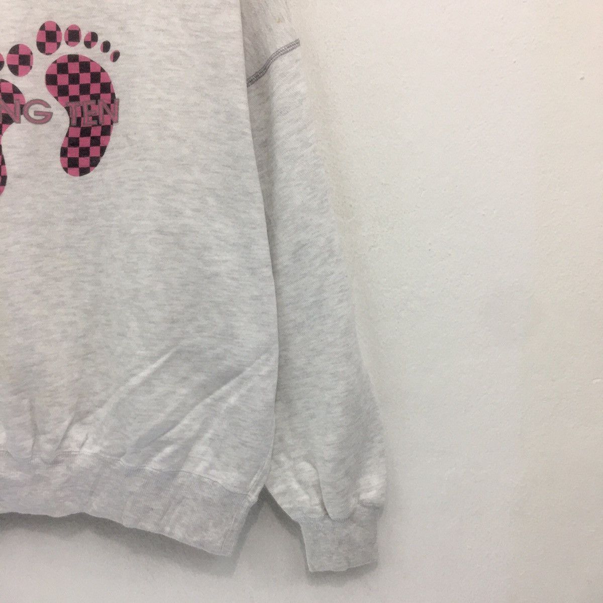 Hang Ten Vintage Hang Ten Sweatshirt Crewneck BigLogo Feet HangTen Size US L / EU 52-54 / 3 - 4 Thumbnail