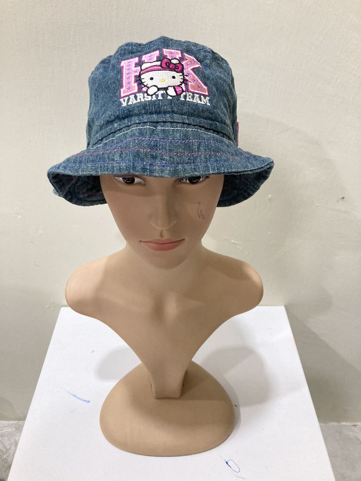Japanese Brand Kids Varsity Team Hello Kitty Bucket Hat 7-14 Years Old Size ONE SIZE - 1 Thumbnail